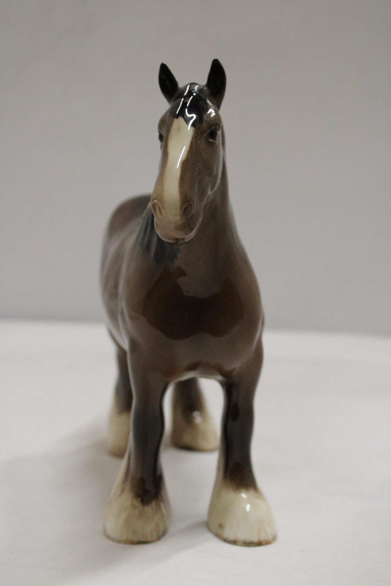 A BESWICK BAY SHIRE HORSE FIGURE - Bild 3 aus 6