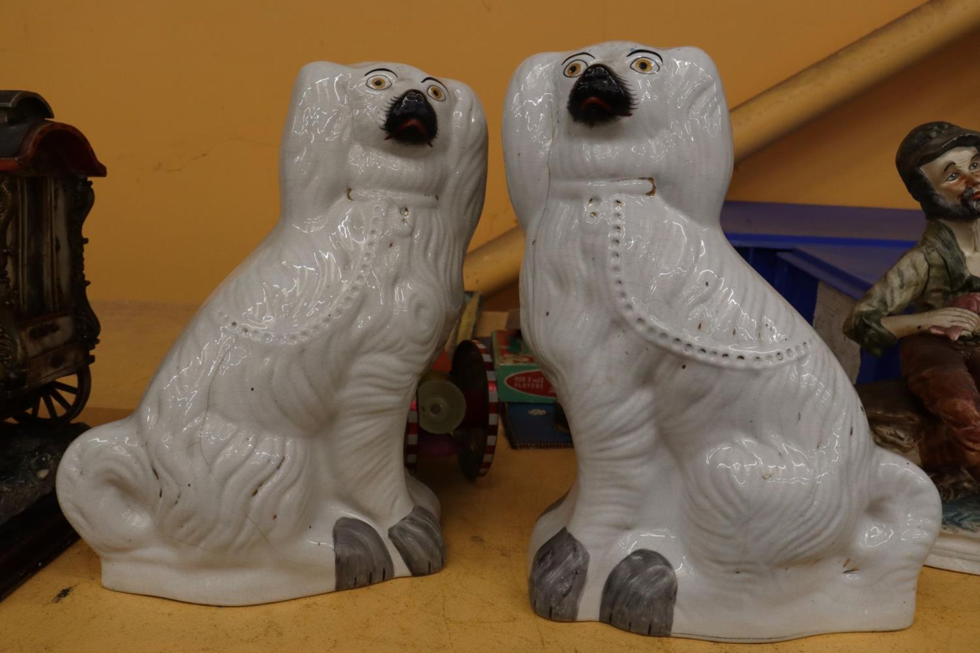 A LARGE PAIR OF STAFFORDSHIRE STYLE SPANIELS, HEIGHT 36CM