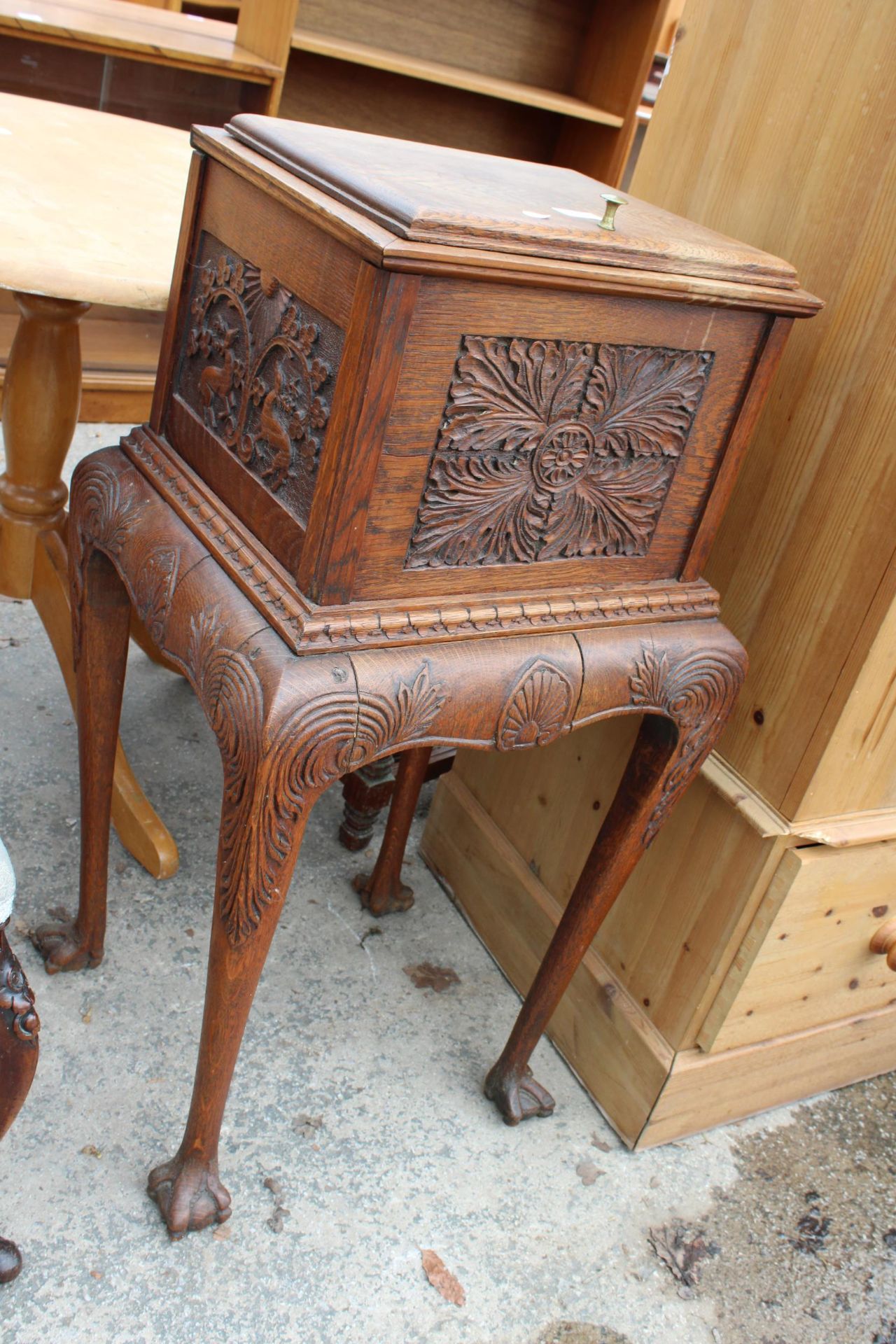 A VICTORIAN OAK CABINET ON STAND WITH CARVED FLORAL PANELS ON CABRIOLE LEGS WITH CLAW FEET - Image 2 of 4