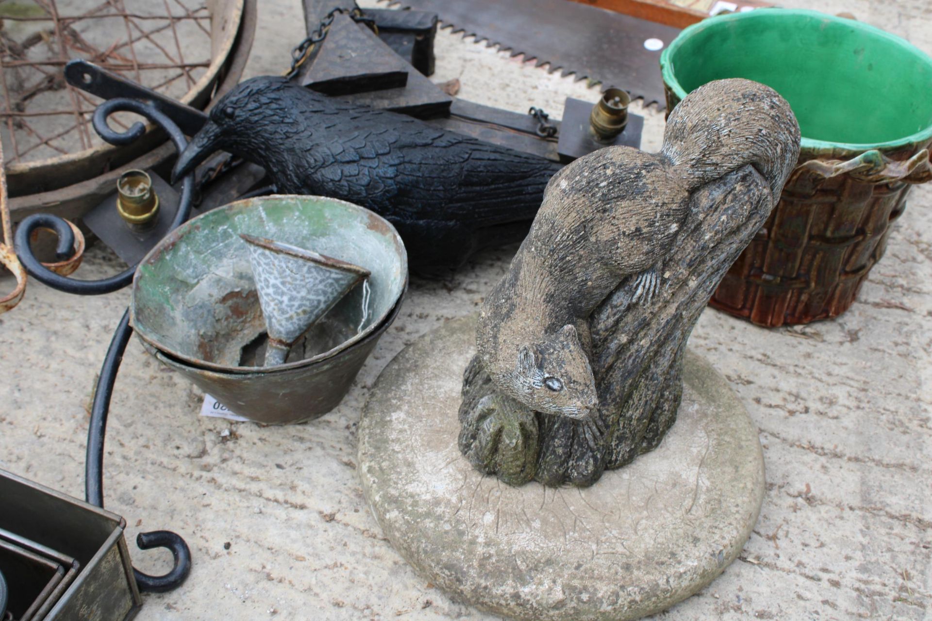 AN ASSORTMENT OF ITEMS TO INCLUDE A DECOY CROW, A PLANTER AND CONCRETE GARDEN FIGURE ETC - Image 2 of 2