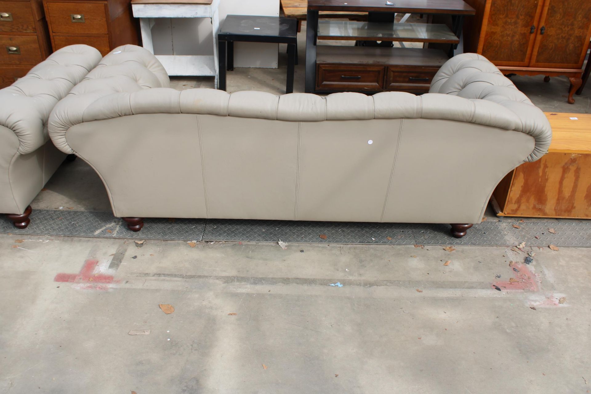 A LEATHER CHESTERFIELD STYLE BUTTON BACK THREE SEATER SETTEE ON TURNED LEGS - Image 3 of 3