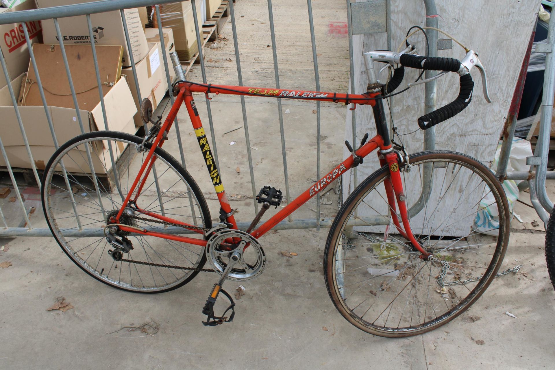 A VINTAGE RALEIGH EUROPA ROAD BIKE WITH 12 SPEED GEAR SYSTEM (NO SEAT)