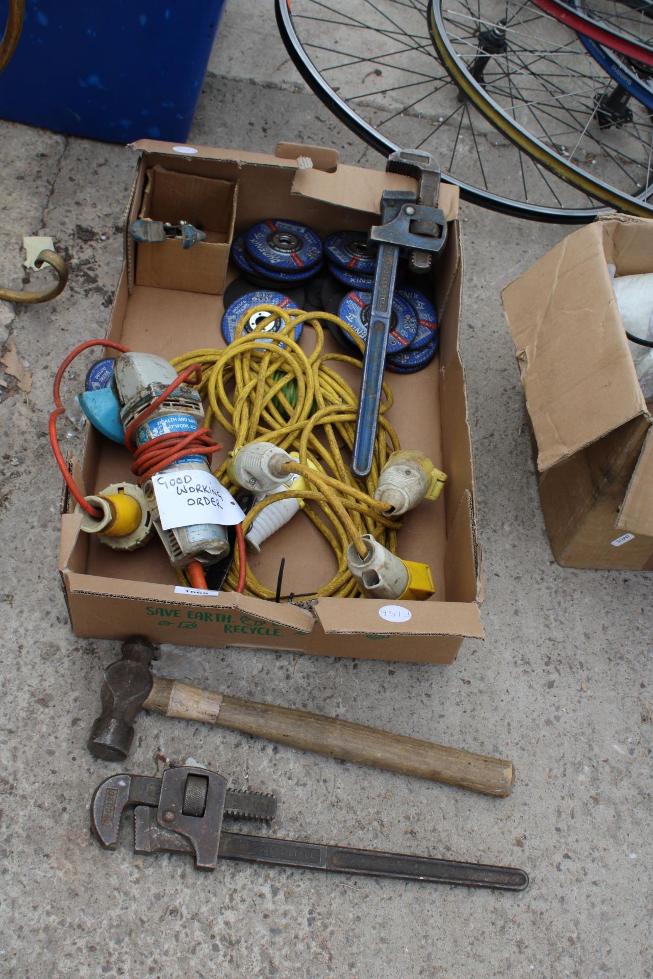 AN ASSORTMENT OF TOOLS TO INCLUDE AN ANGLE GRINDER, RECORD STILSENS AND CUTTING DISCS ETC