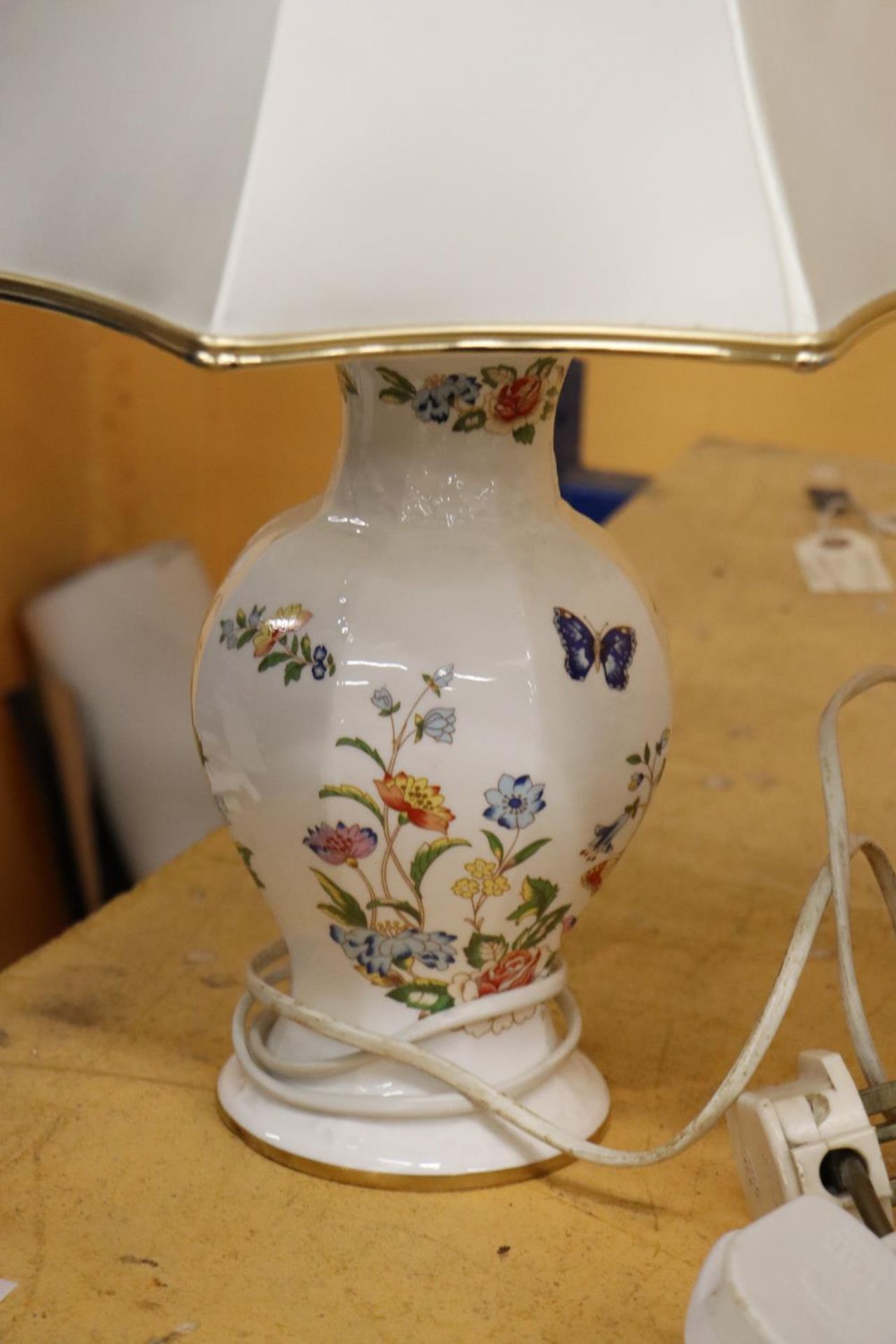 TWO TABLE LAMPS TO INCLUDE AN AYNSLEY 'COTTAGE GARDEN' WITH SHADE, HEIGHT TO TOP OF BASE 23CM, - Image 4 of 5