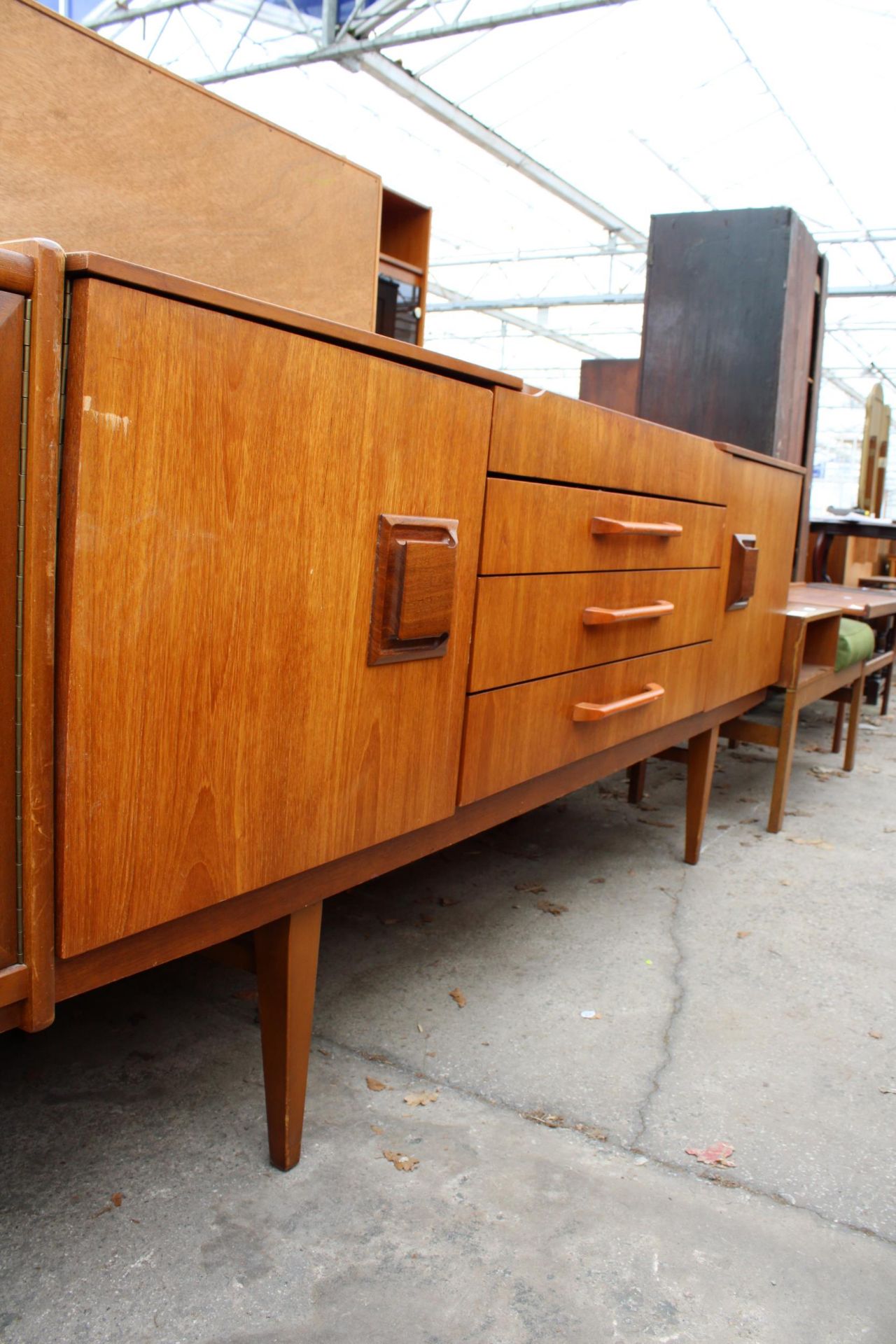 A TEAK BEAUTILITY SIDEBOARD ENCLOSING FOUR DRAERS AND TWO CUPBOARDS, 72" WIDE - Bild 5 aus 5