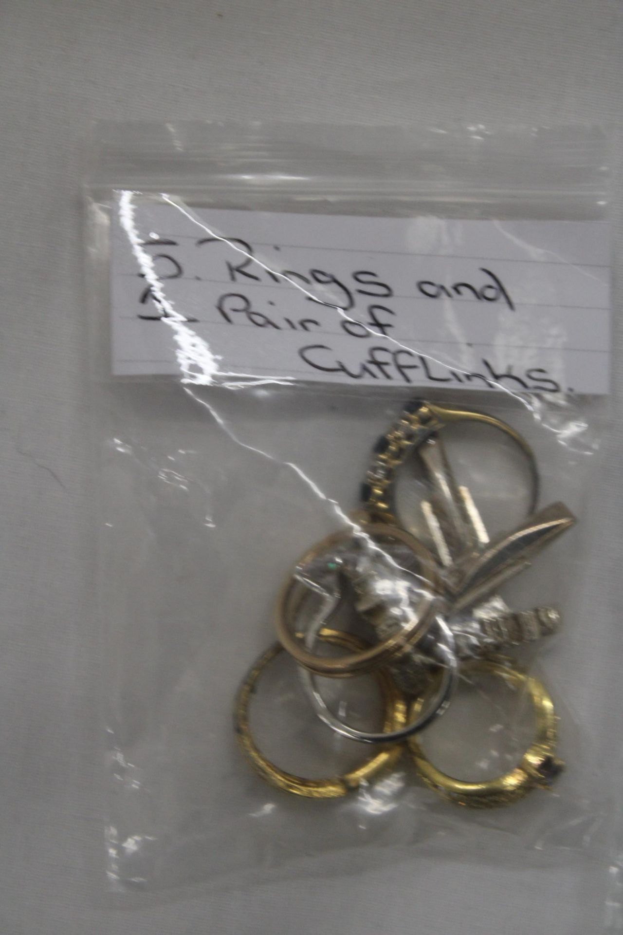 A QUANTITY OF COSTUME JEWELLERY TO INCLUDE RINGS, BRACELETS AND PENDANTS - Image 2 of 4