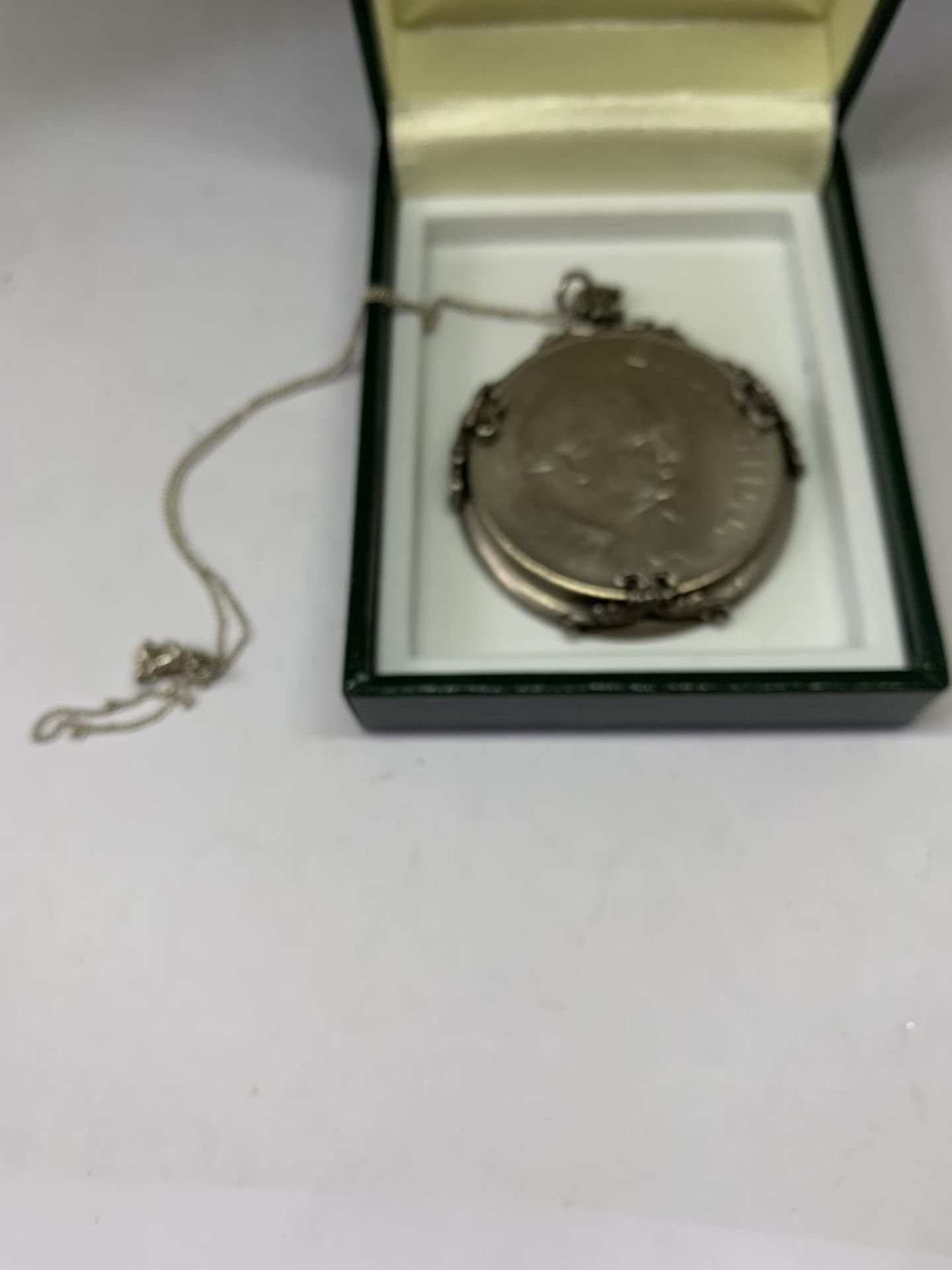 A SILVER CHURCHILL NECKLACE IN A PRESENTATION BOX