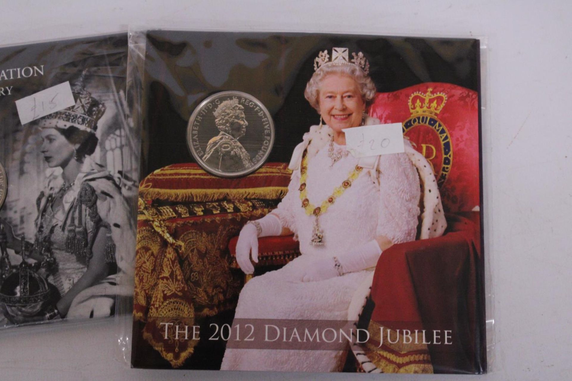 A COLLECTION OF COINS TO INCLUDE A QUEENS CORONATION 60TH ANNIVERSARY £5 COIN AND A 2012 DIAMOND - Bild 4 aus 5