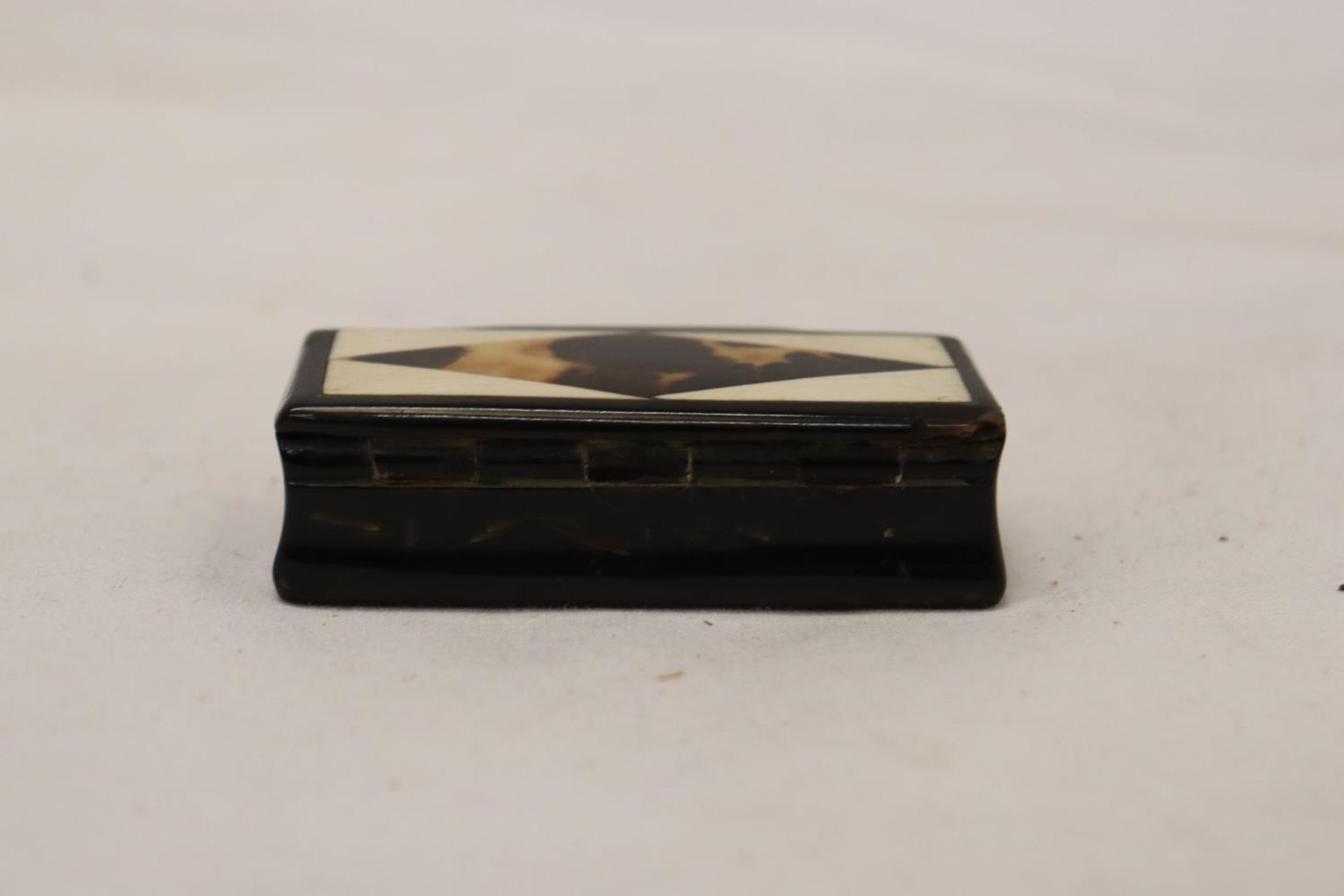 A HORN SNUFF BOX - Image 2 of 5