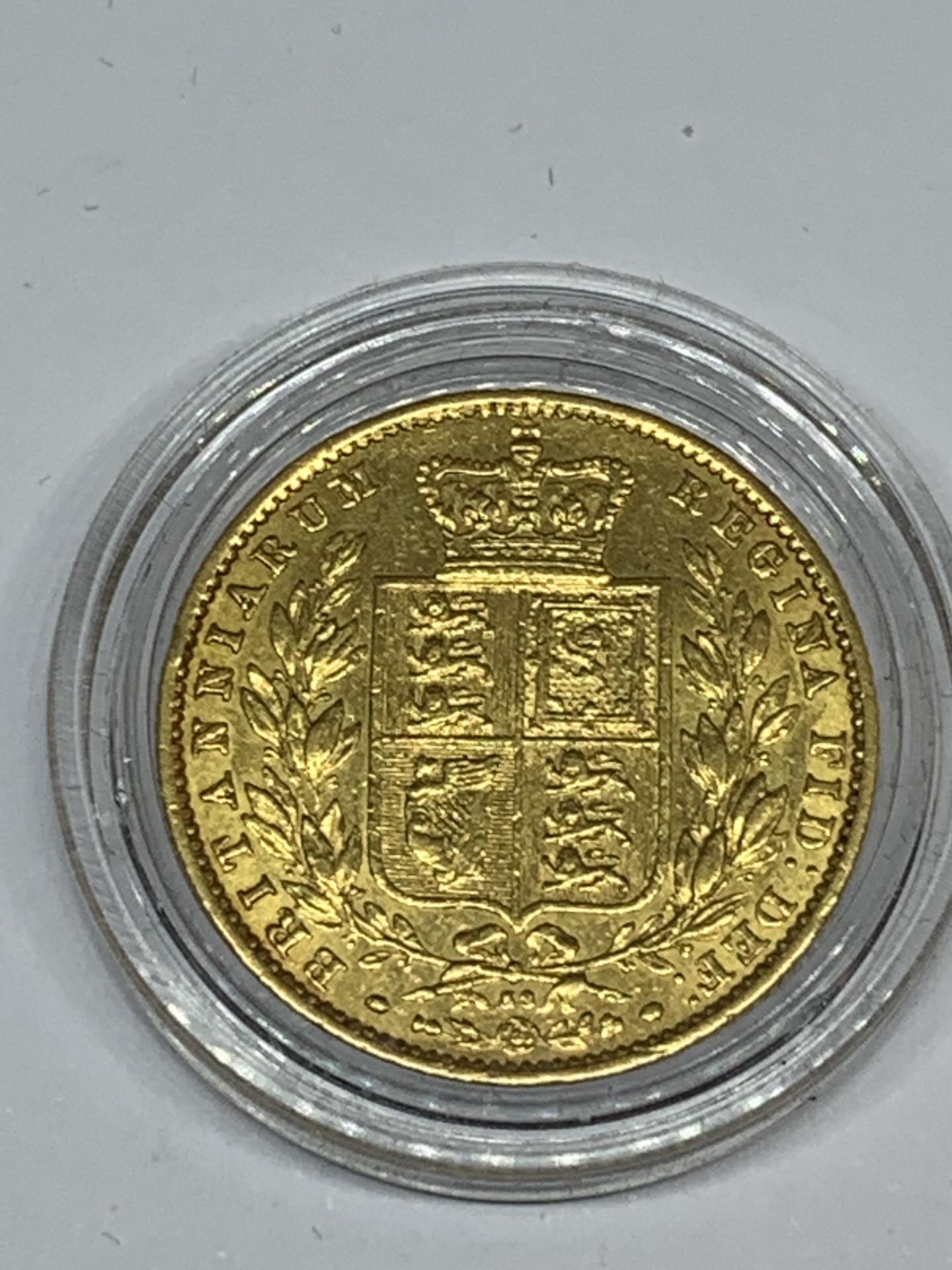 AN 1865 SHIELD BACK GOLD SOVEREIGN QUEEN VICTORIA YOUNG HEAD,