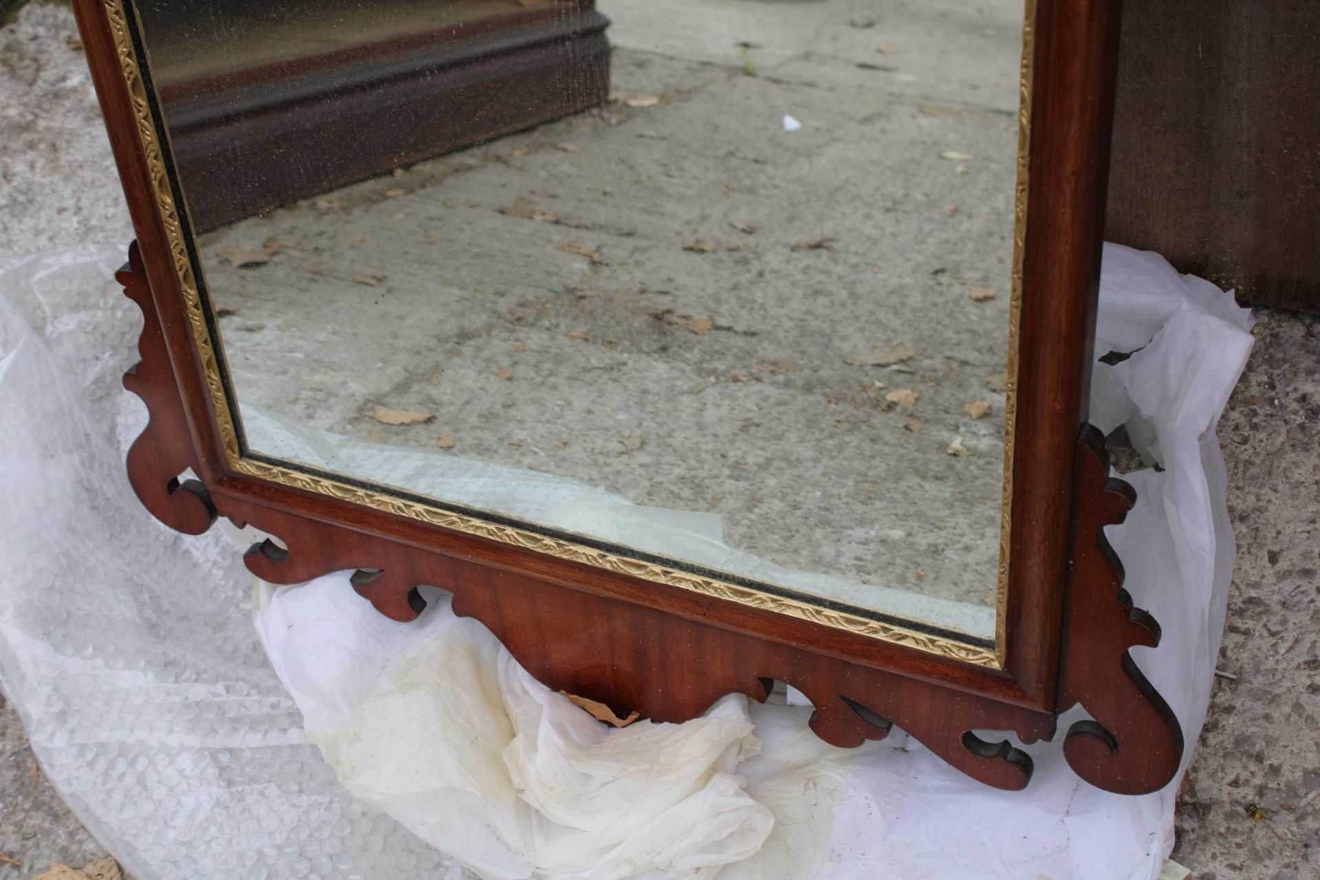 A 19TH CENTURY STYLE MAHOGANY WALL MIRROR WITH GOLD COLOURED EAGLE CARVING 41" X 24" - Image 3 of 4