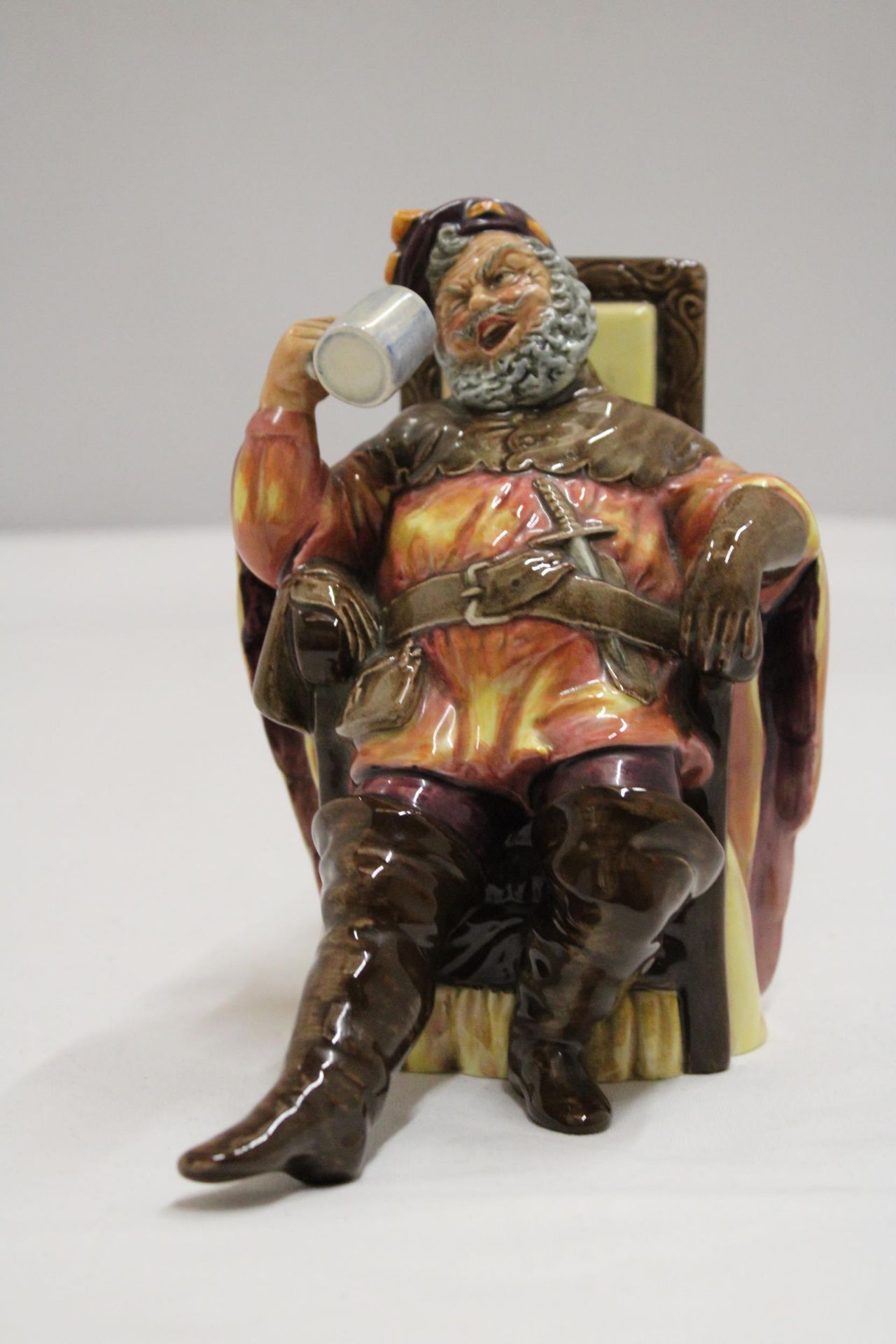 A ROYAL DOULTON FIGURE "THE FOAMING QUART" HN 2162 - Image 2 of 6