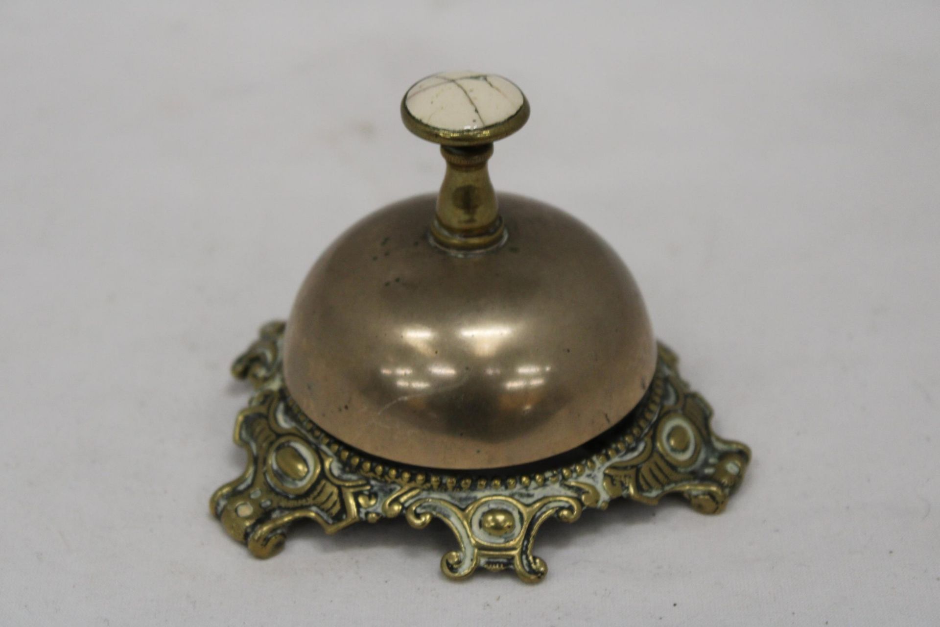 A VICTORIAN HOTEL COUNTER BELL - Image 4 of 4