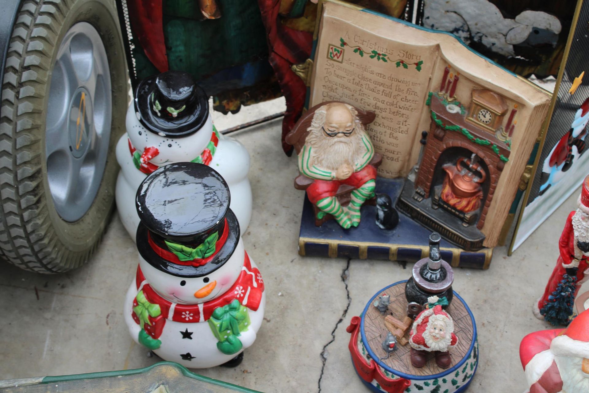 AN ASSORTMENT OF CHRISTMAS ITEMS TO INCLUDE A NATIVITY FIRE SCREEN, SANTA FIGURES AND ORNAMENTS ETC - Image 4 of 5