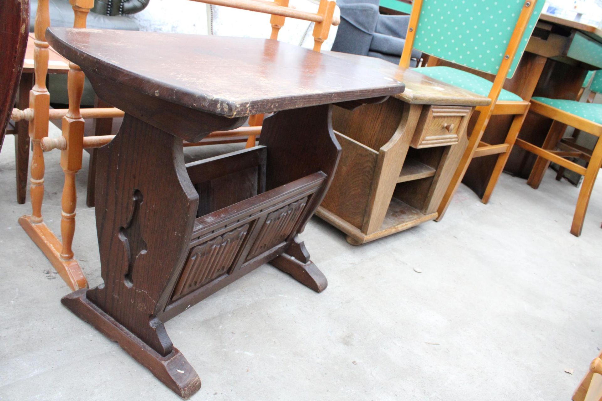 AN OAK LINENFOLD TABLE/MAGAZINE RACK, FIVE BAR TOWEL RAIL, EDWARDIAN CENTRE TABLE AND FURTHER OAK - Bild 4 aus 4