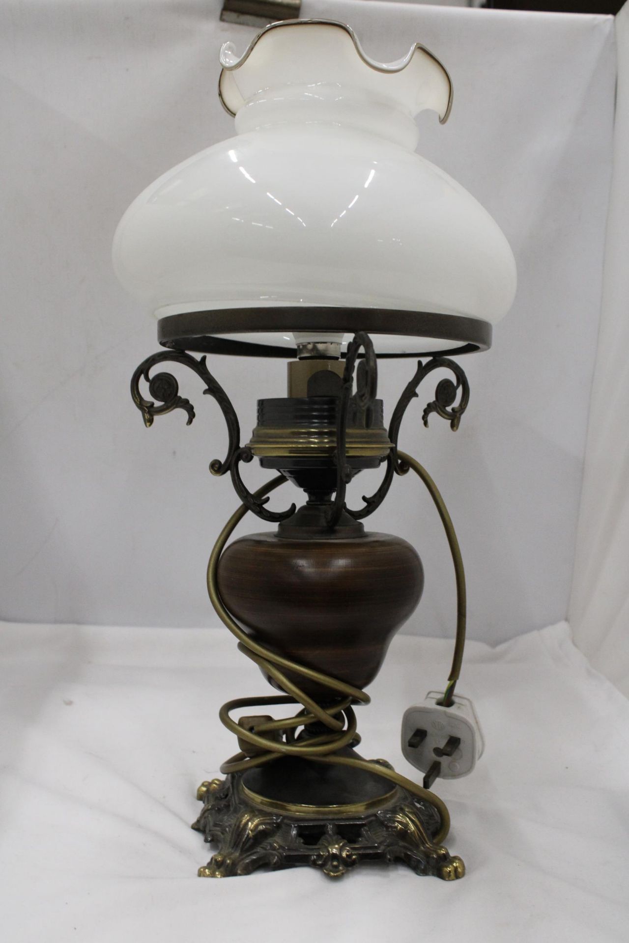 A VINTAGE STYLE TABLE LAMP IN THE STYLE OF AN OIL LAMP, WITH FLUTED GLASS SHADE, WOODEN MIDDLE AND - Image 4 of 4