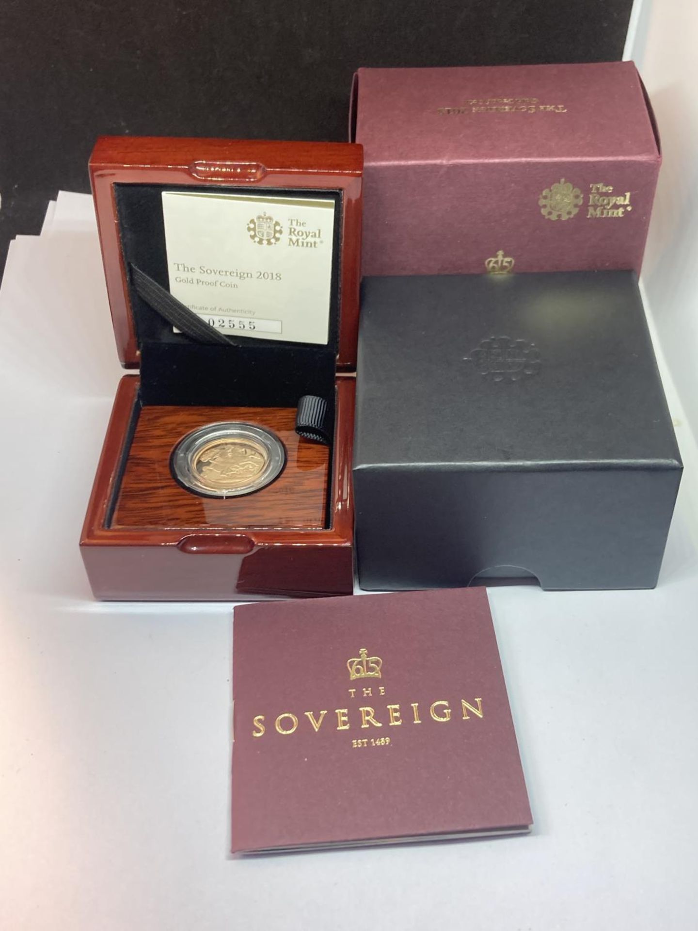 A 2018 THE SOVEREIGN GOLD PROOF LIMITED EDITION NUMBER 2,555 OF 10,500 IN A WOODEN BOXED CASE