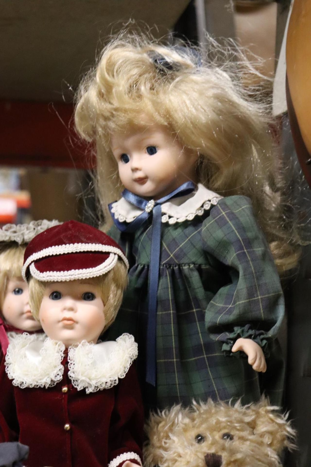 A QUANTITY OF COLLECTOR'S DOLLS AND TEDDIES - Image 3 of 4