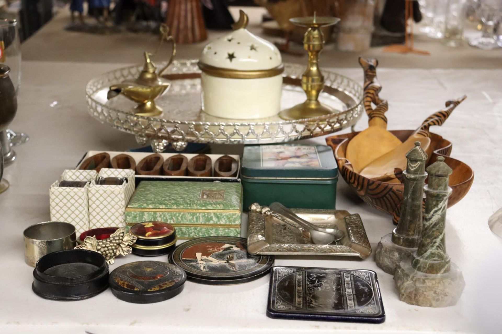 A MIXED LOT TO INCLUDE EPNS AND WOODEN NAPKIN RINGS, A ROUND SILVER PLATED GALLERIED TRAY, COASTERS,