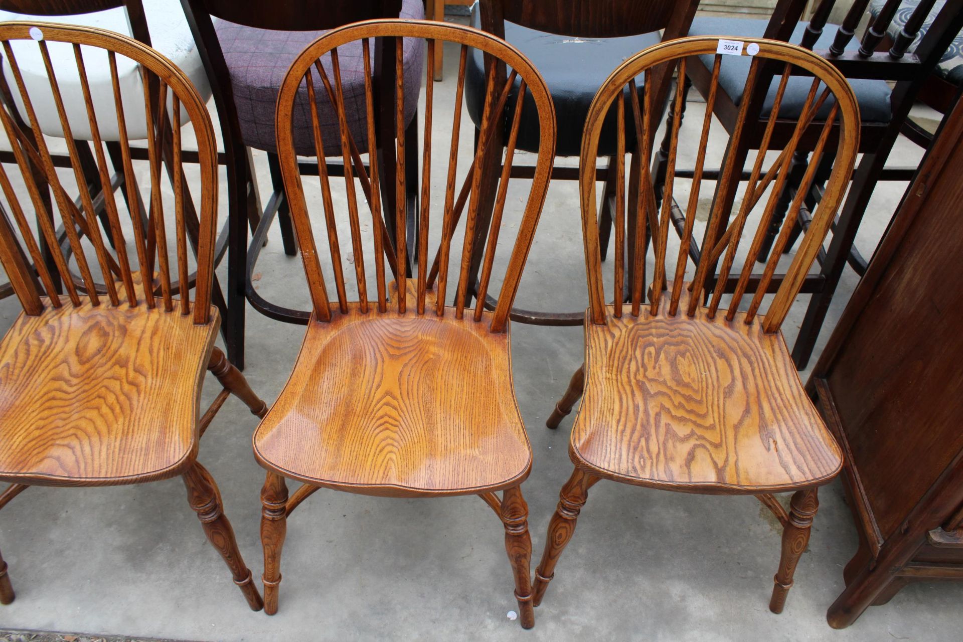 A SET OF EIGHT ELM R.W.F.CO WINDSOR STYLE DINING CHAIRS WITH STICK BACKS AND CRINOLINE BOWS - Image 4 of 9