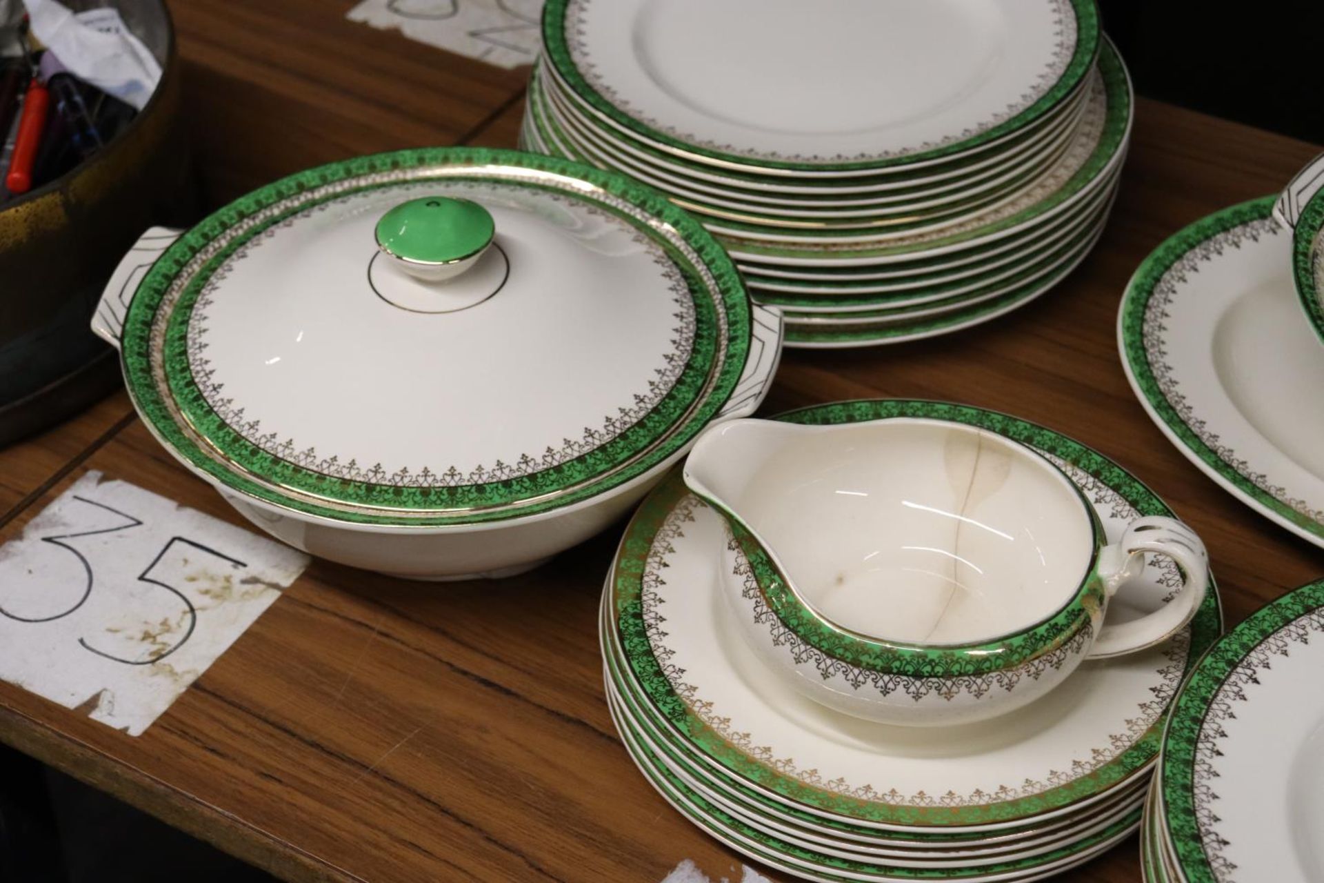 A QUANTITY OF VINTAGE ALFRED MEAKIN DINNERWARE TO INCLUDE, SERVING TUREENS, A SERVING PLATE, SAUCE - Image 3 of 4