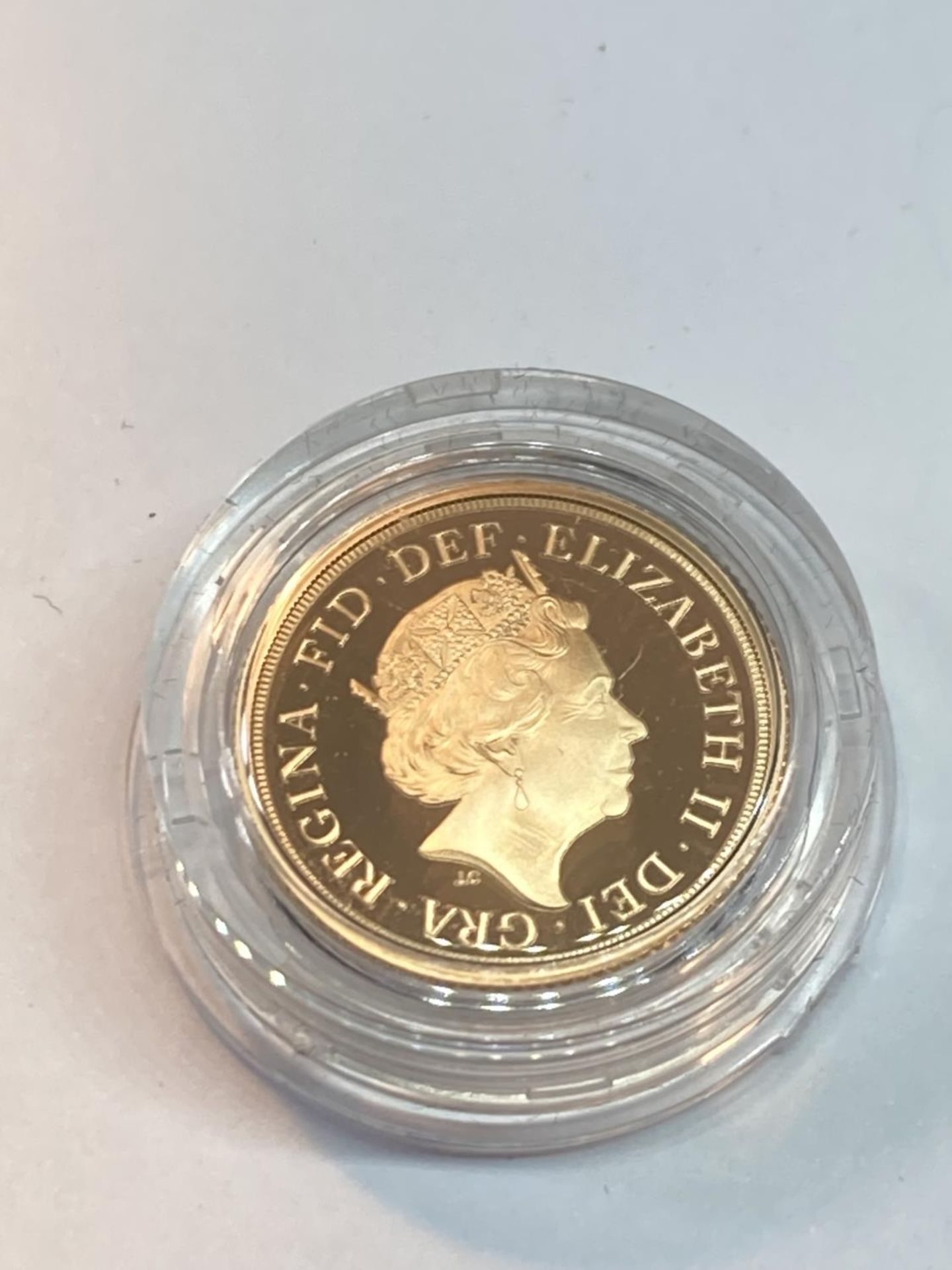 A 2018 THE SOVEREIGN GOLD PROOF LIMITED EDITION NUMBER 2,555 OF 10,500 IN A WOODEN BOXED CASE - Bild 3 aus 5