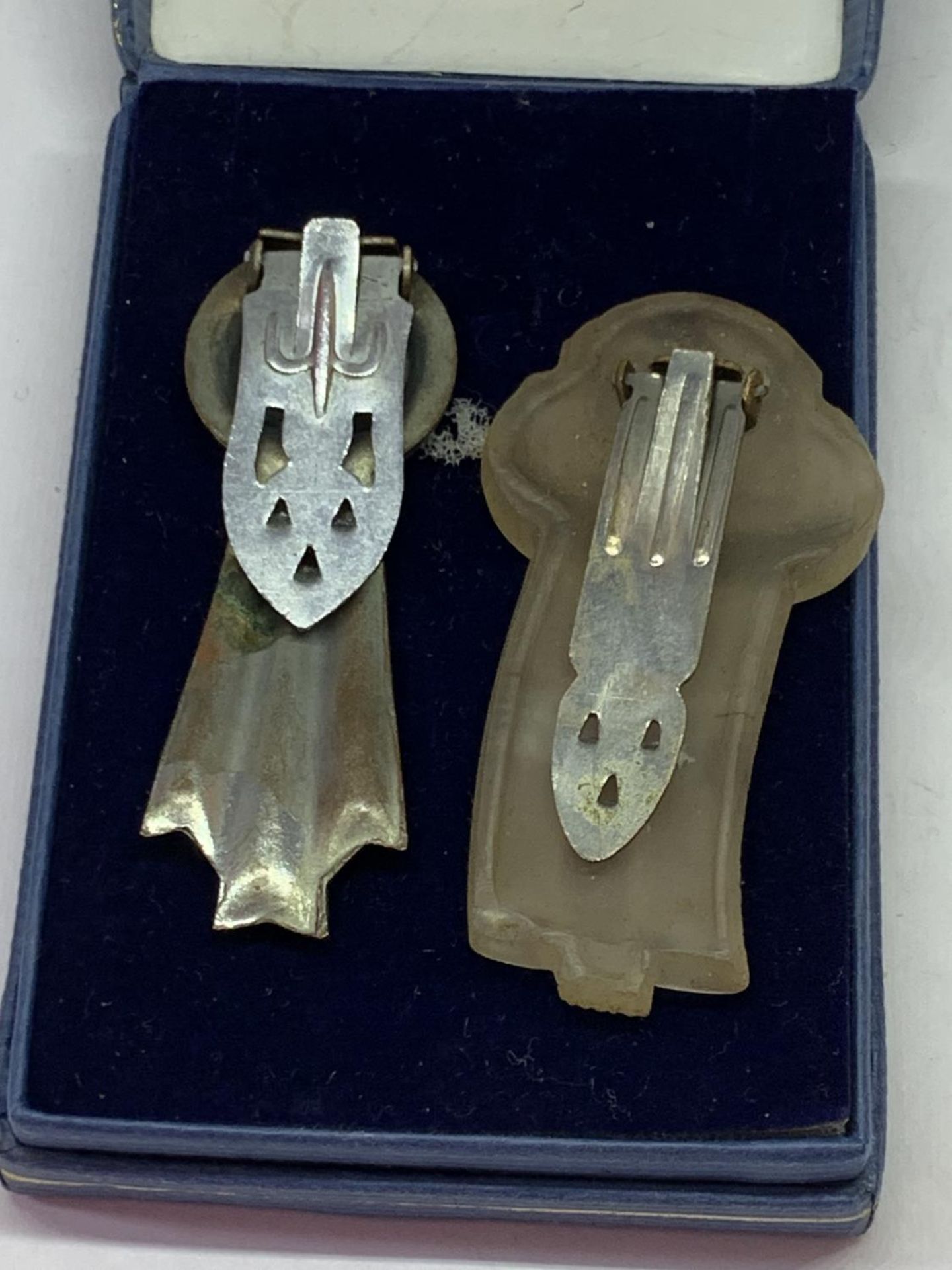 TWO DECO CLIP BROOCHES - Image 2 of 2