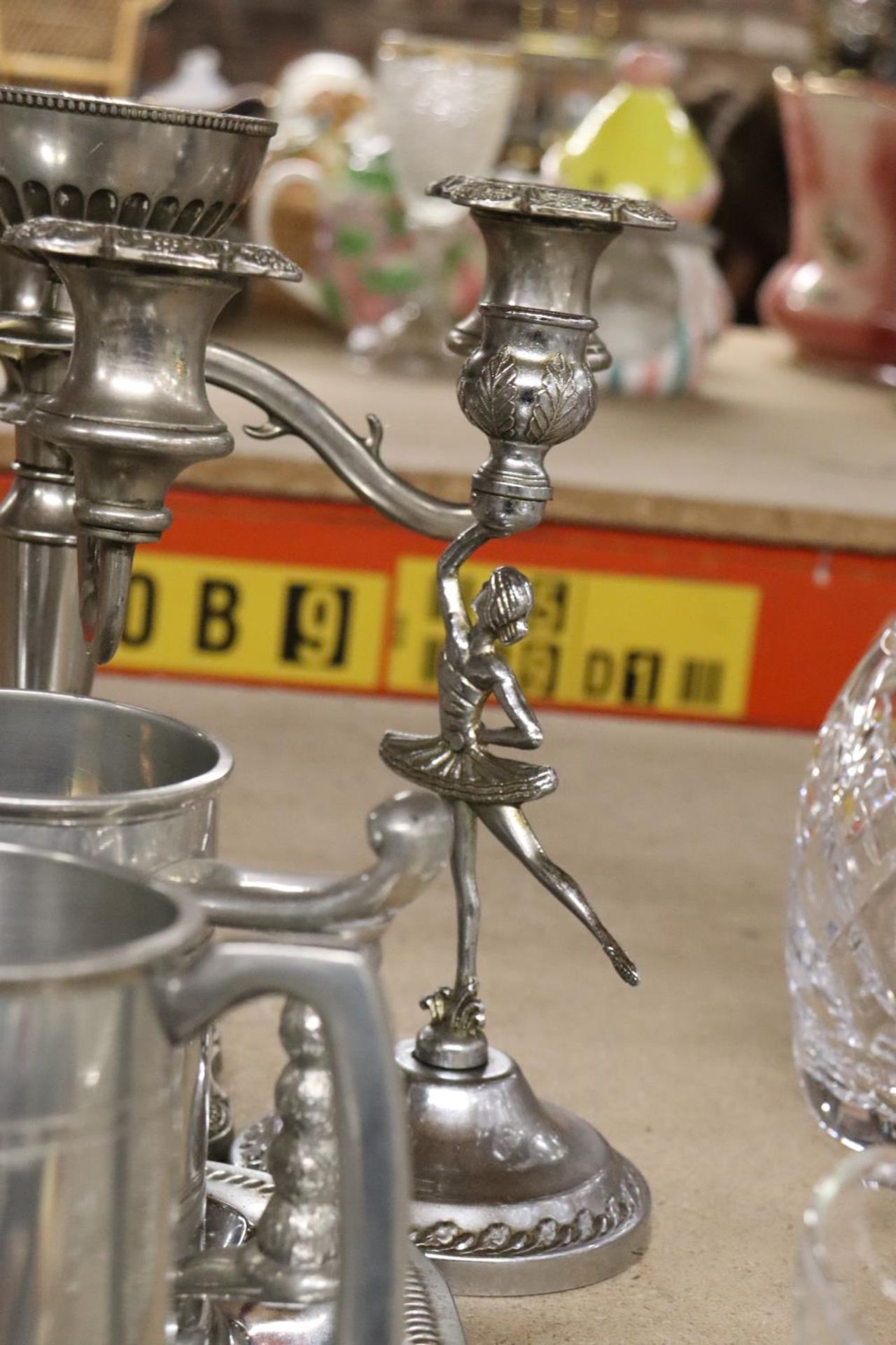 A QUANTITY OF SILVERPLATE TO INCLUDE CANDLEABRA'S, TRAY, TANKARDS, CANDLESTICKS, ETC., - Image 6 of 6