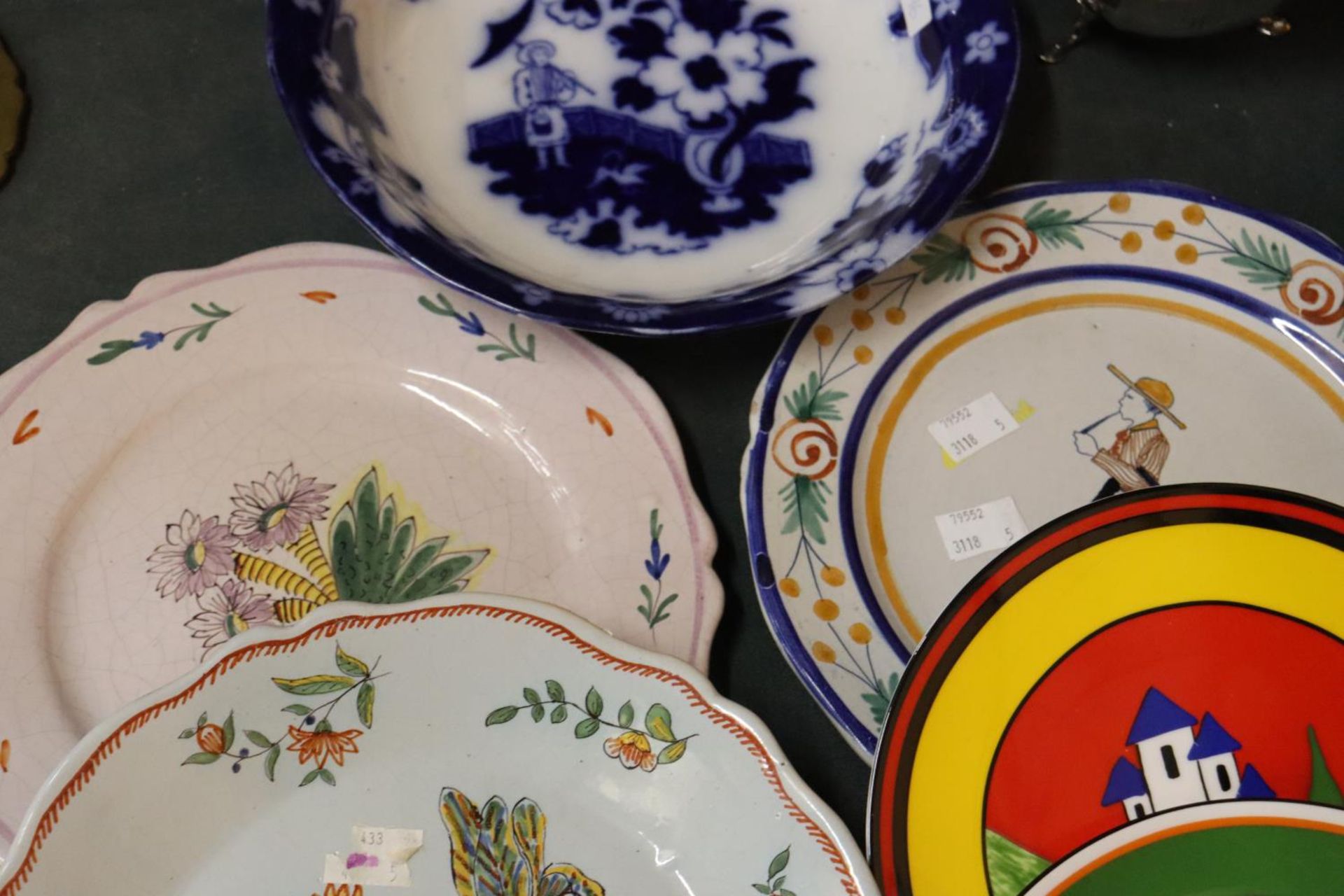 VARIOUS PLATES TO INCLUDE WEDGEWOOD AND A STAFFORDSHIRE POTTERY ORIENTAL BOWL - Image 3 of 5
