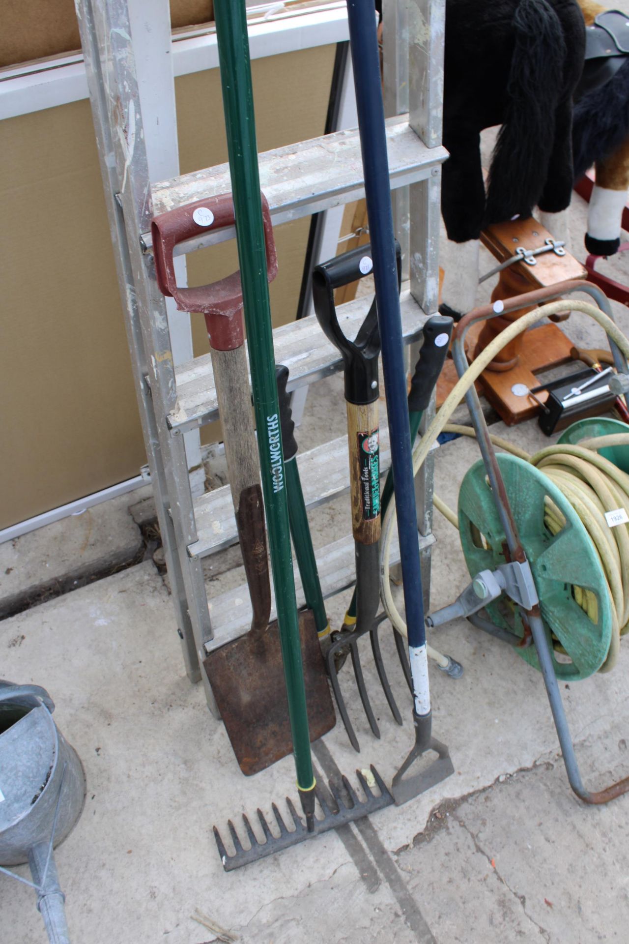 AN ASSORTMENT OF GARDEN TOOLS TO INCLUDE A SPADE, A FORK AND A STEP LADDER ETC - Image 2 of 2