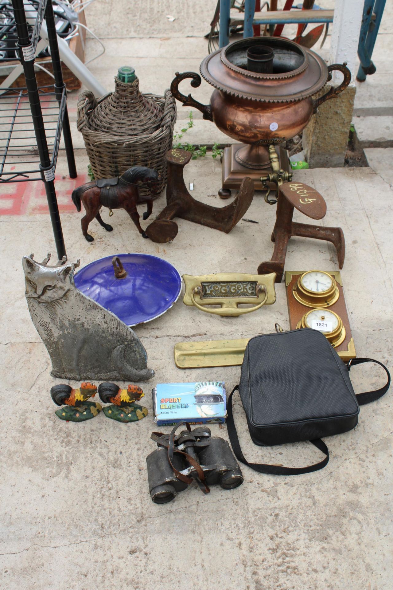 AN ASSORTMENT OF ITEMS TO INCLUDE COBBLERS LASTS, A COPPER URN AND A PAIR OF BINOCULARS ETC