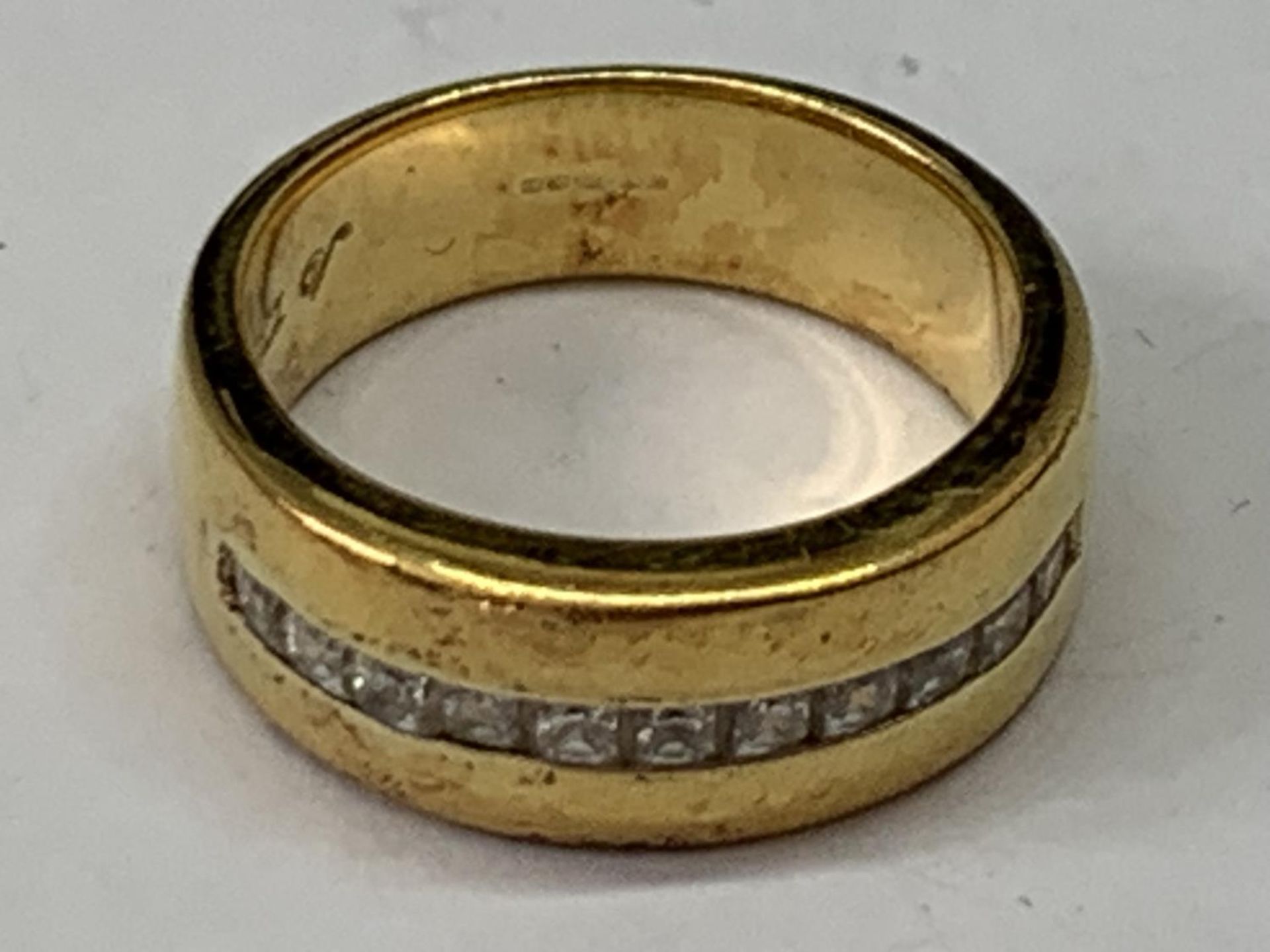 A SILVER GILT AND STONE RING IN A PRESENTATION BOX - Image 2 of 3