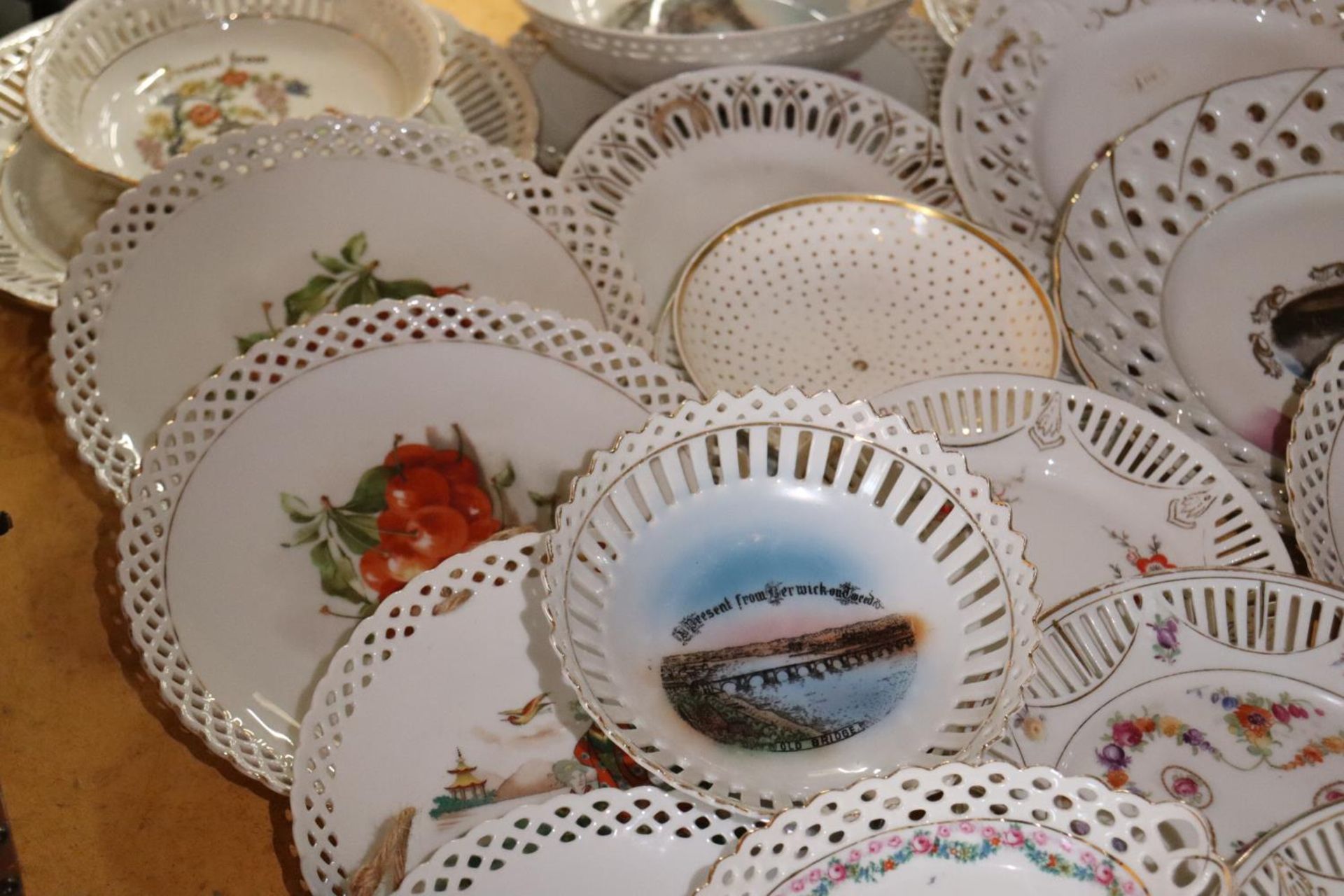 A LARGE QUANTITY OF RIBBON PLATES AND TRINKET DISHES - Image 4 of 7