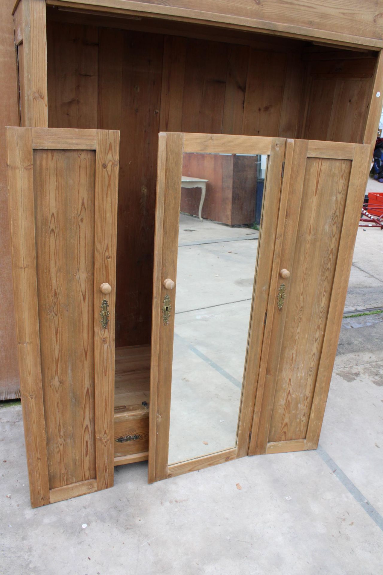 A PINE CONTINENTAL STYLE MIRROR DOOR WARDROBE WITH TWO DRAWERS TO BASE, 51" WIDE - Bild 3 aus 5
