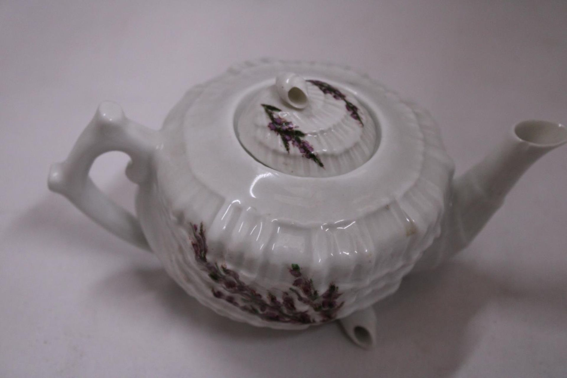 A BELLEEK SHELL DESIGN TEAPOT - Image 5 of 5