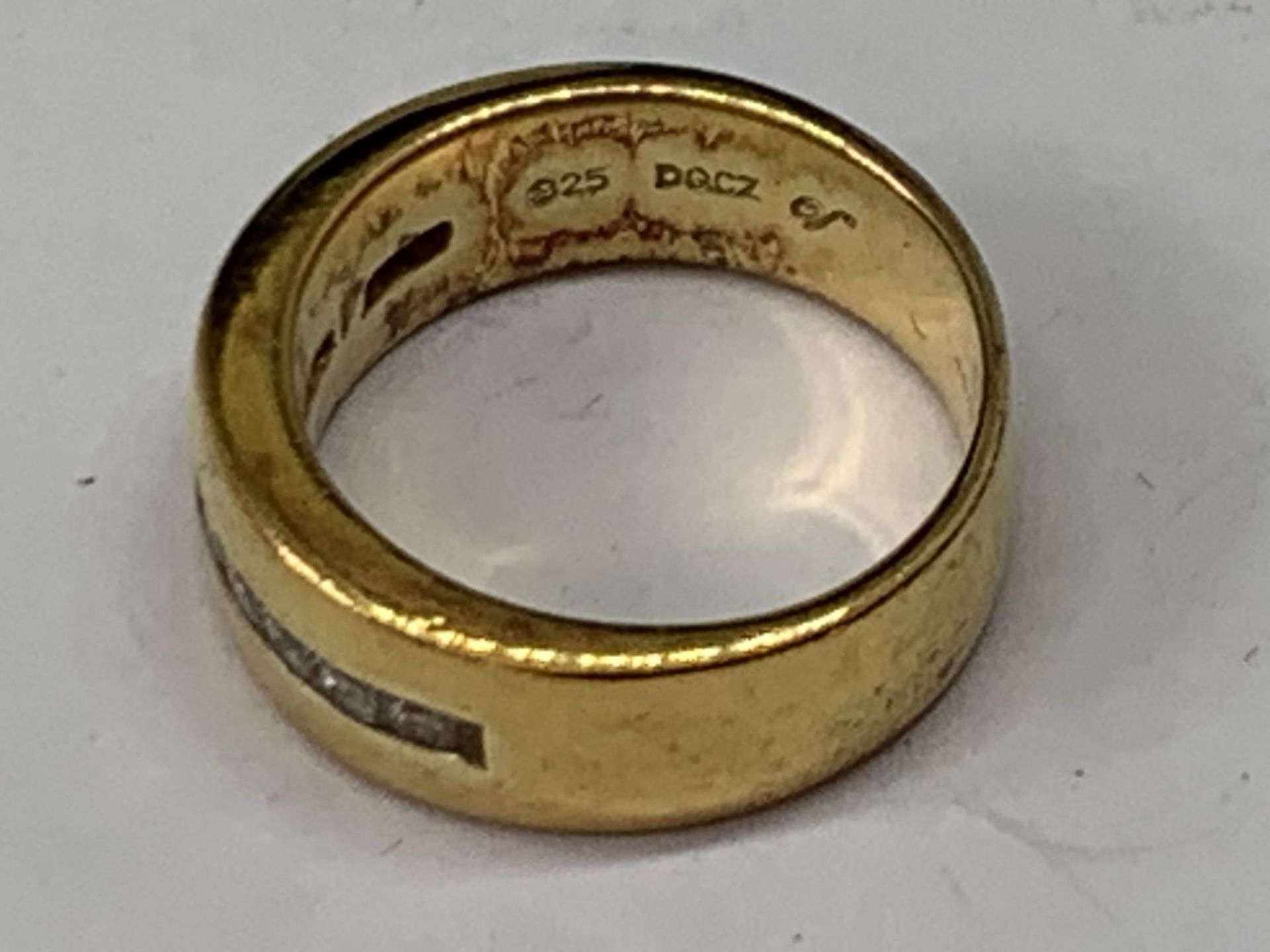 A SILVER GILT AND STONE RING IN A PRESENTATION BOX - Bild 3 aus 3