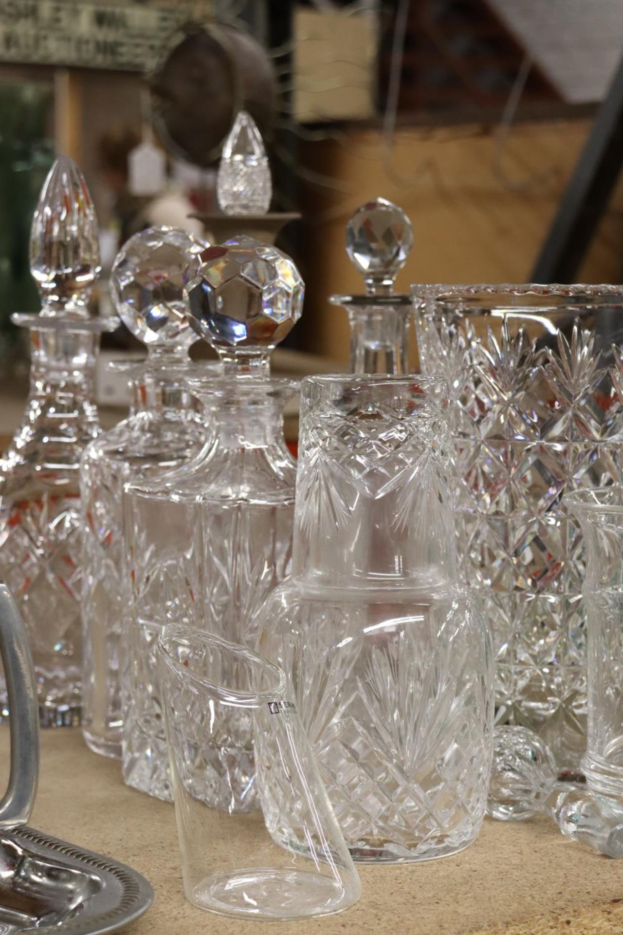 A QUANTITY OF GLASSWARE TO INCLUDE DECANTERS, VASE, TANKARD, ETC., - Bild 3 aus 6