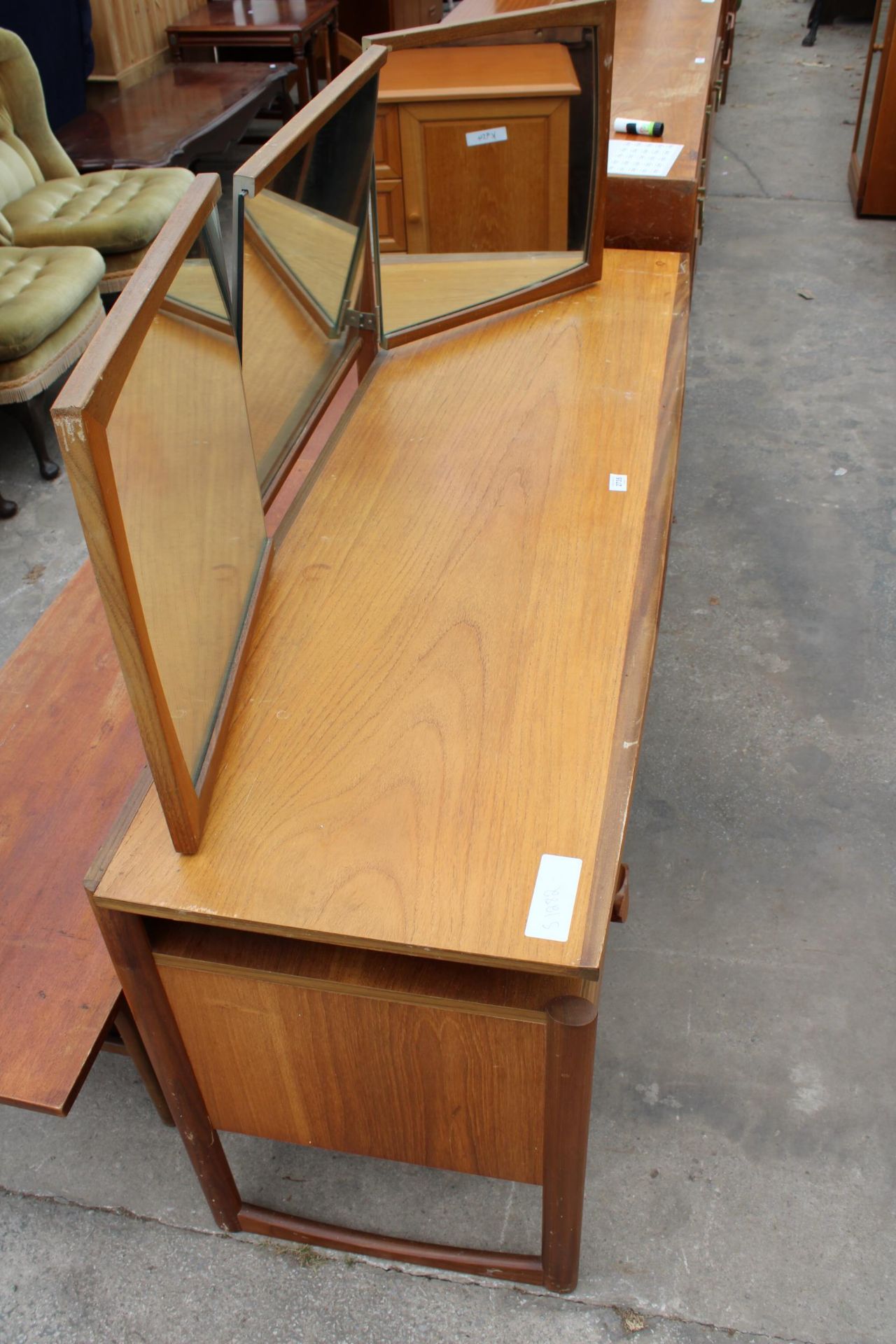 A RETRO TEAK TWIN PEDESTAL DRESSING TABLE ENCLOSING FOUR DRAWERS WITH TRIPLE MIRROR 61" WIDE - Image 3 of 3