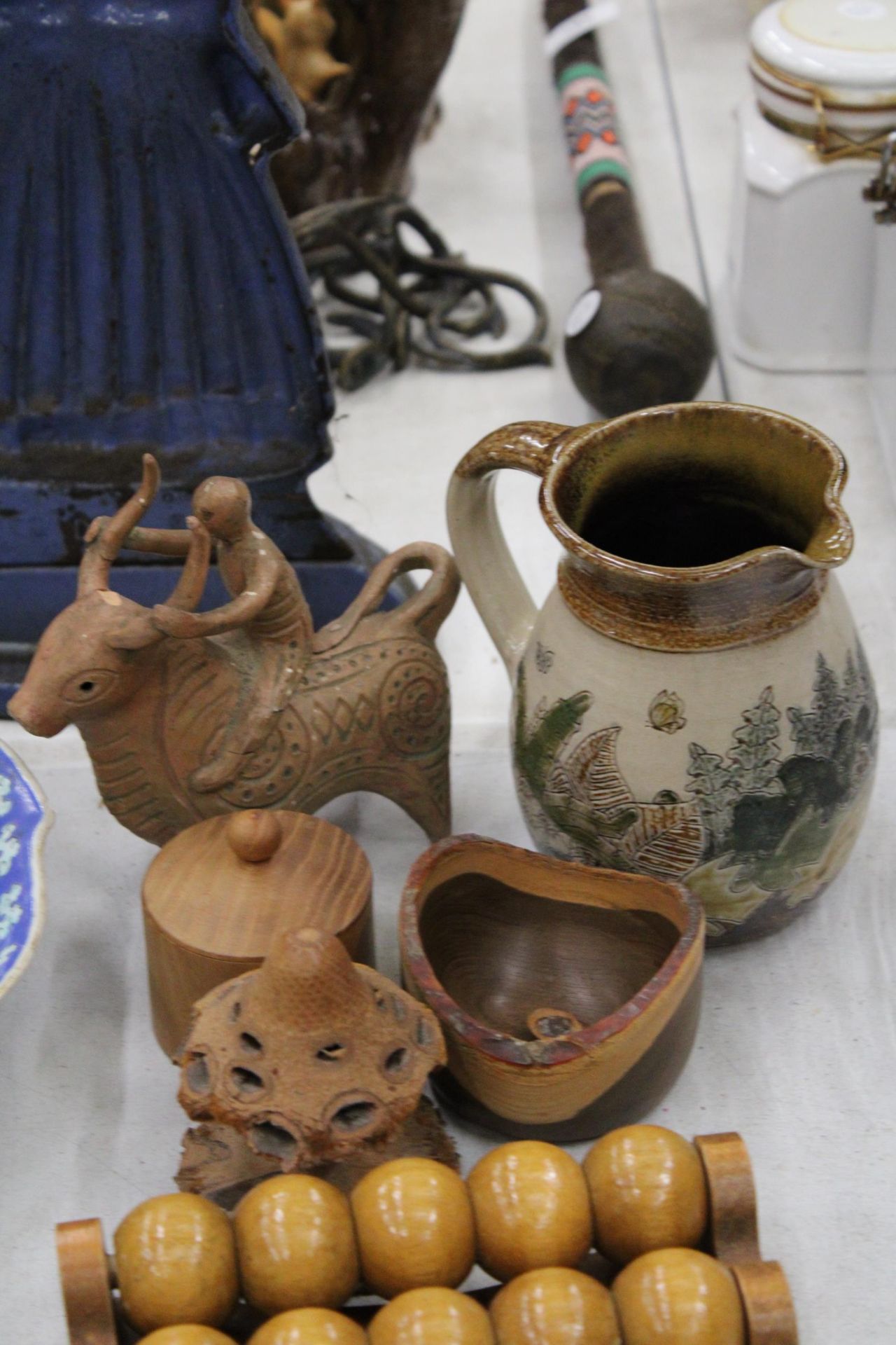 A QUANTITY OF ITEMS TO INCLUDE TREEN BOWLS, SMALL LIDDEDPOTS, MINIATURE ANIMALS, A TERRECOTTA BULL - Image 2 of 7