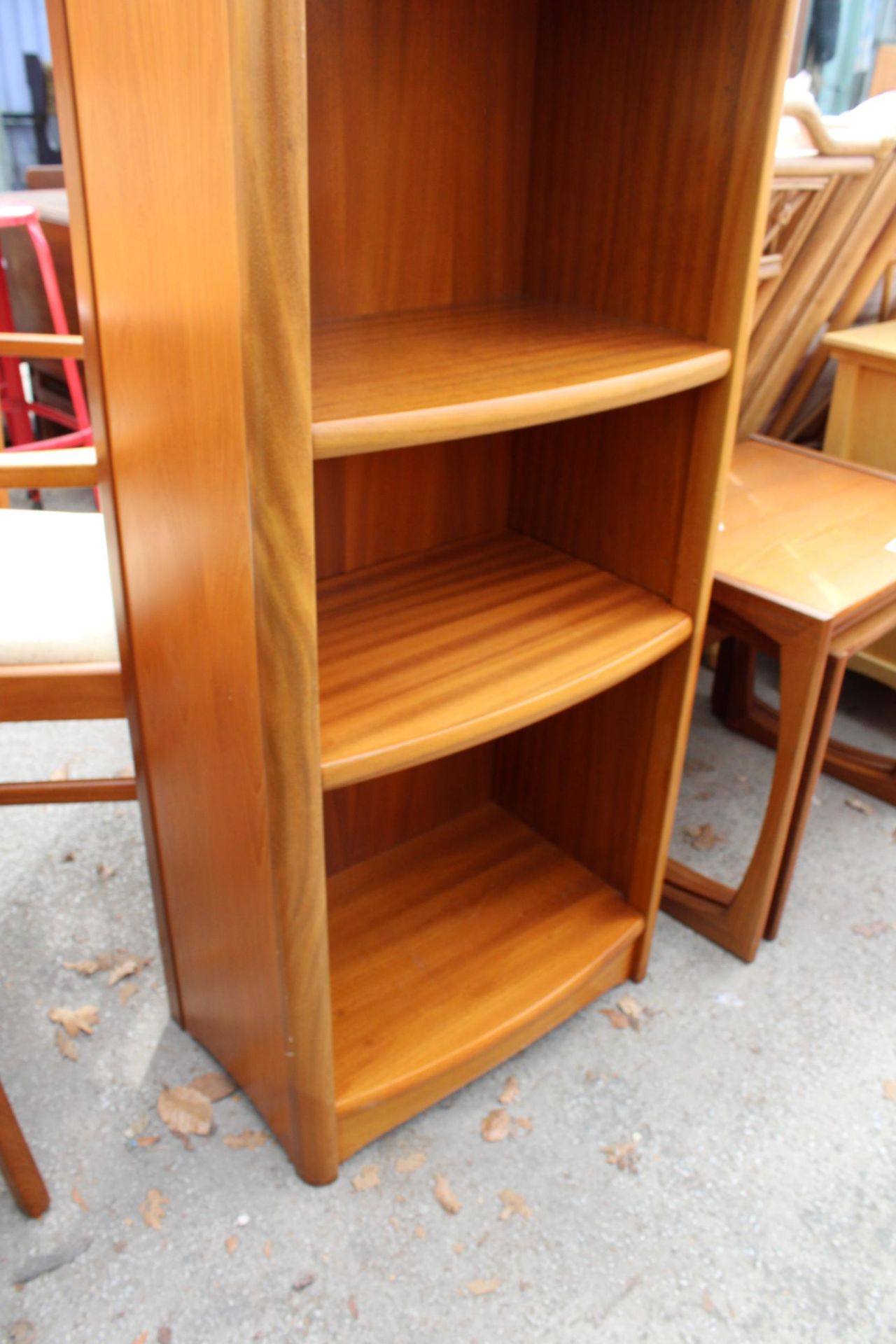 A RETRO HARDWOOD OPEN TIER OPEN BOOKCASE, 21.5" WIDE - Bild 3 aus 3