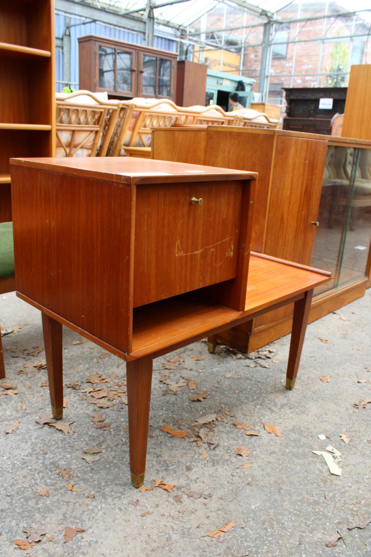 A RETRO TEAK CHIPPY HEATH FURNITURE TELEPHONE TABLE/SEAT WITH BRASS FEET - Bild 2 aus 2