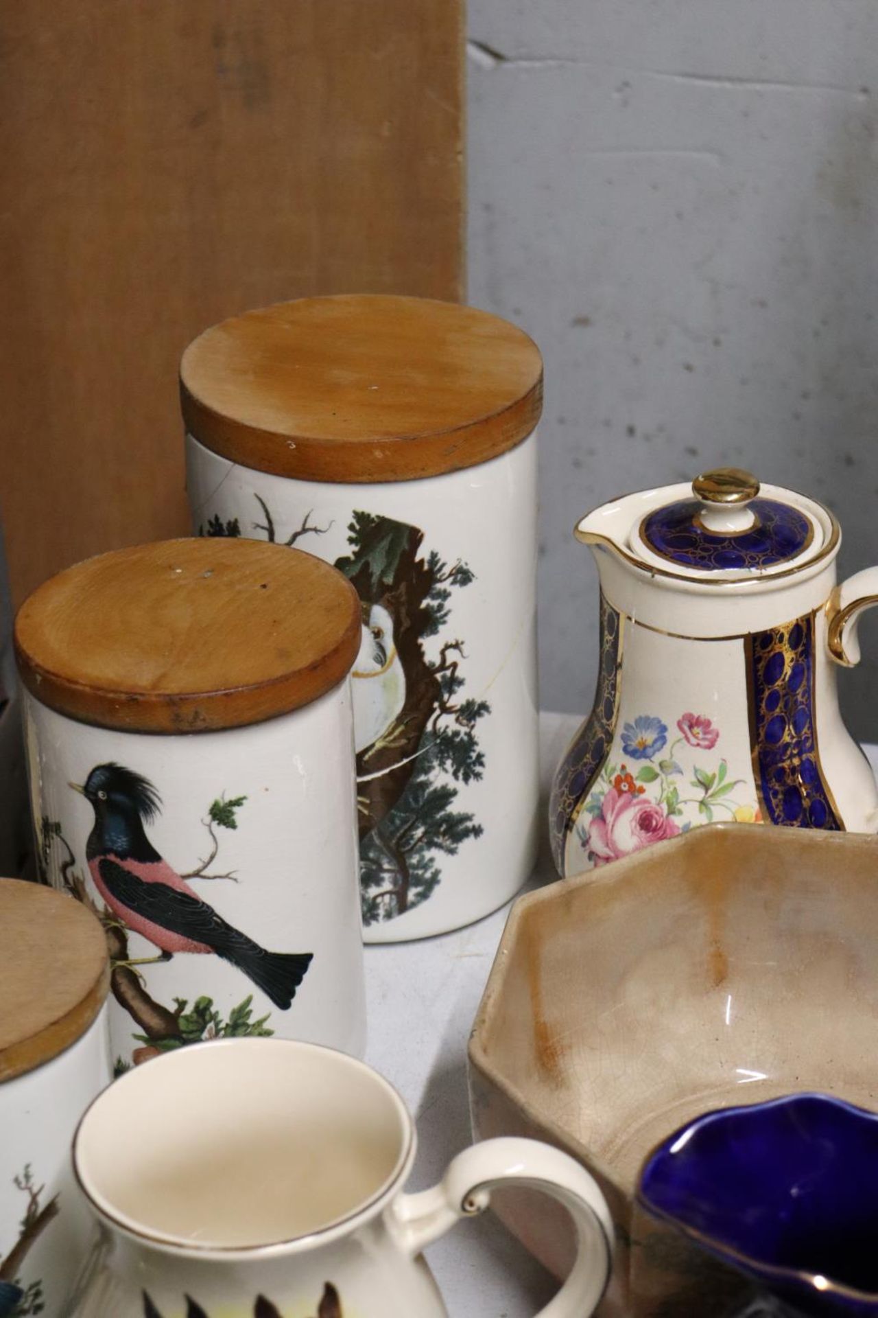 A QUANTITY OF CERAMICS AND GLASSWARE TO INCLUDE THREE PORTMEIRION GRADUATED STORAGE JARS, 2 A/F, TWO - Image 2 of 4