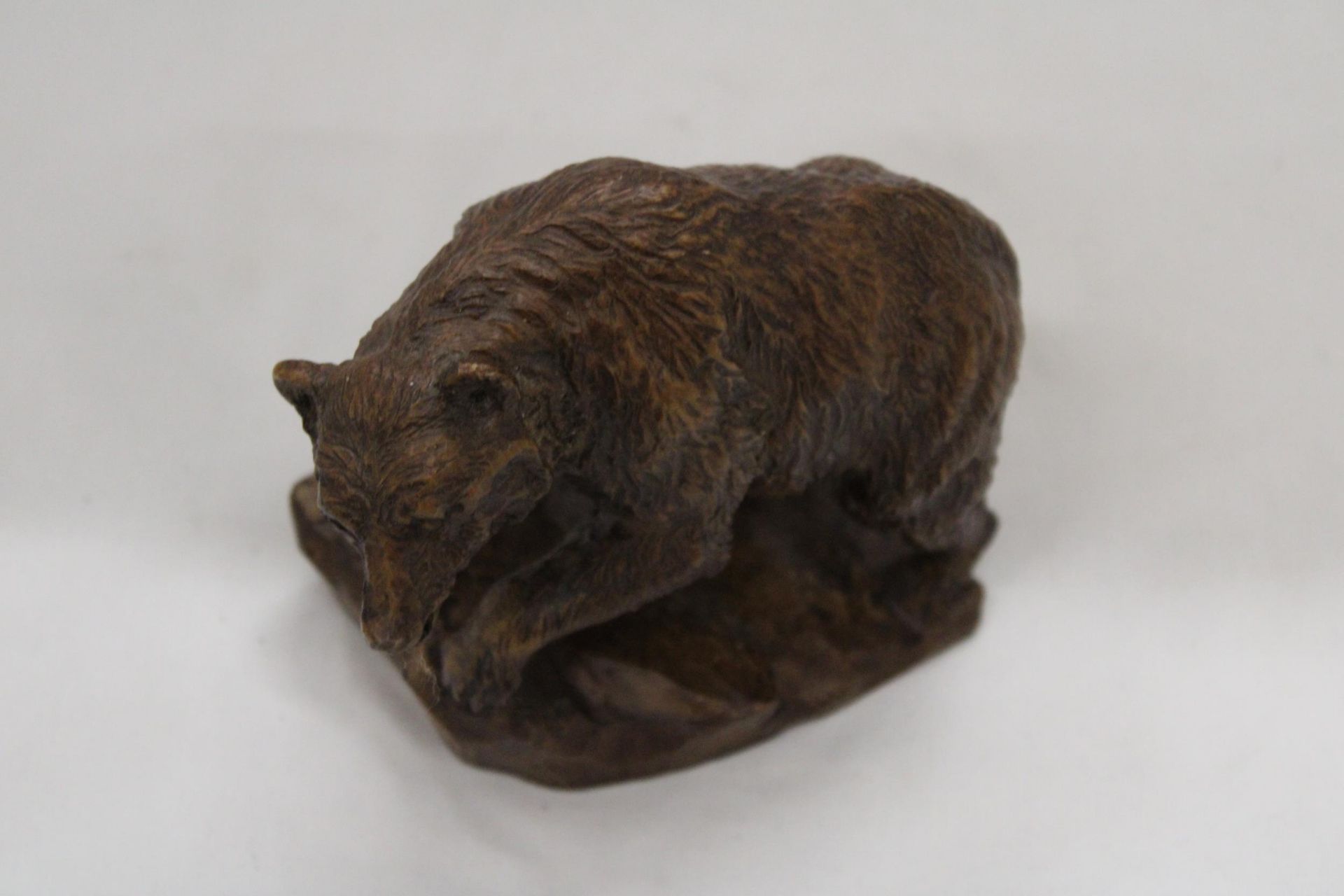 A HAND CARVED BEAR FIGURE, SIGNED, HEIGHT 12CM