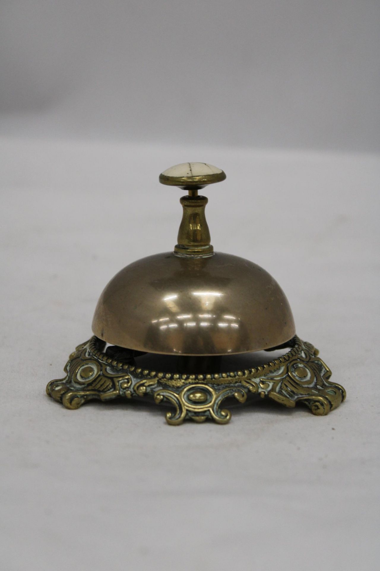 A VICTORIAN HOTEL COUNTER BELL - Image 2 of 4