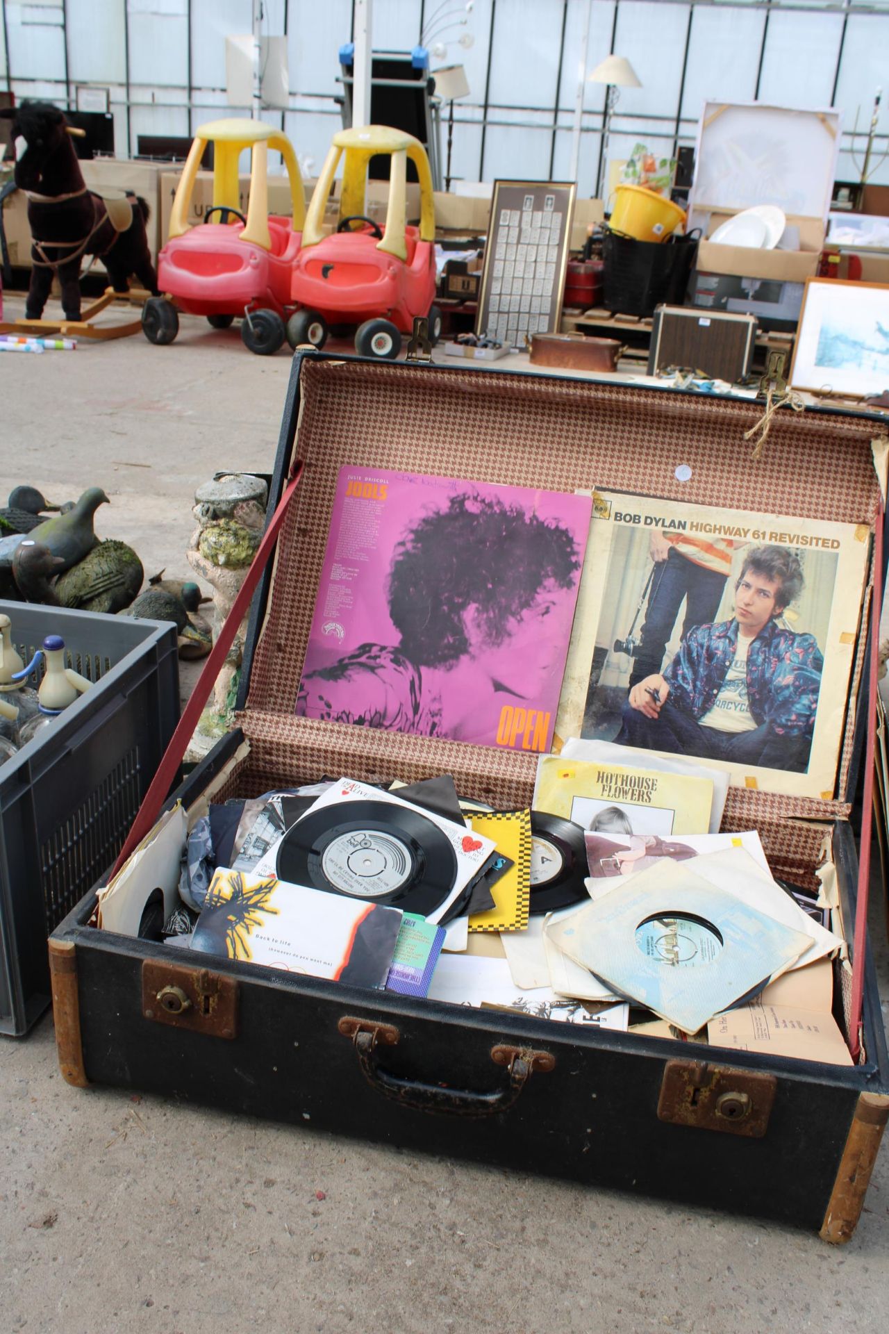 A SUITCASE WITH AN ASSORTMENT OF LP RECORDS AND 7" SINGLES - Bild 2 aus 2