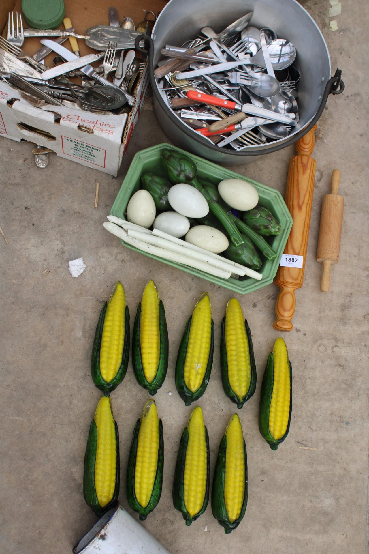 AN ASSORTMENT OF ITEMS TO INCLUDE GLASS CORN ON THE COBS, FLAT WARE AND A JAM PAN ETC - Image 2 of 2