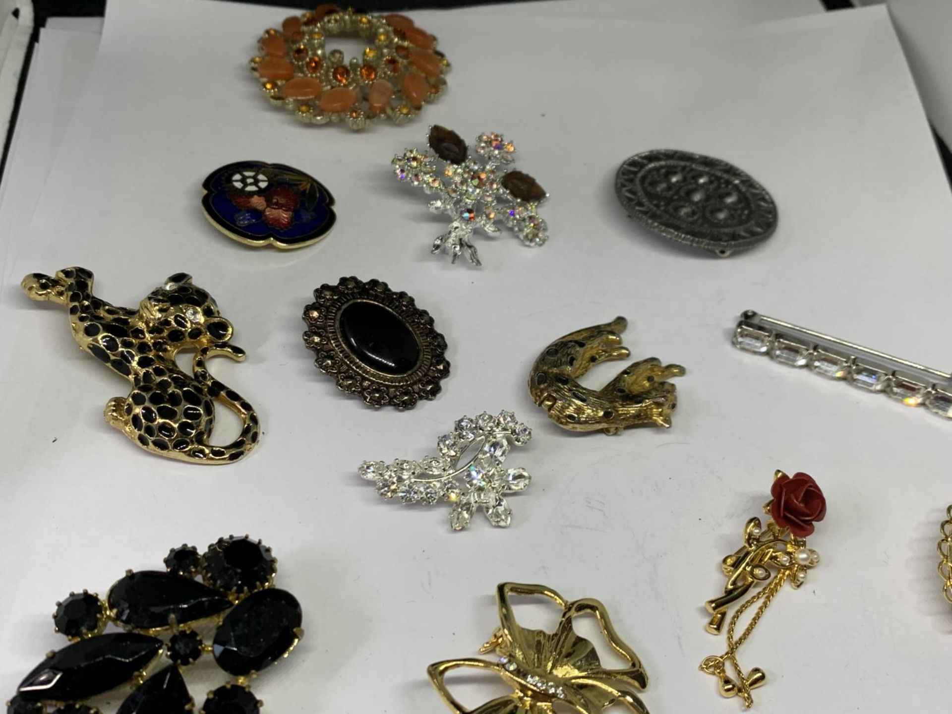 VARIOUS BROOCHES - Image 3 of 4