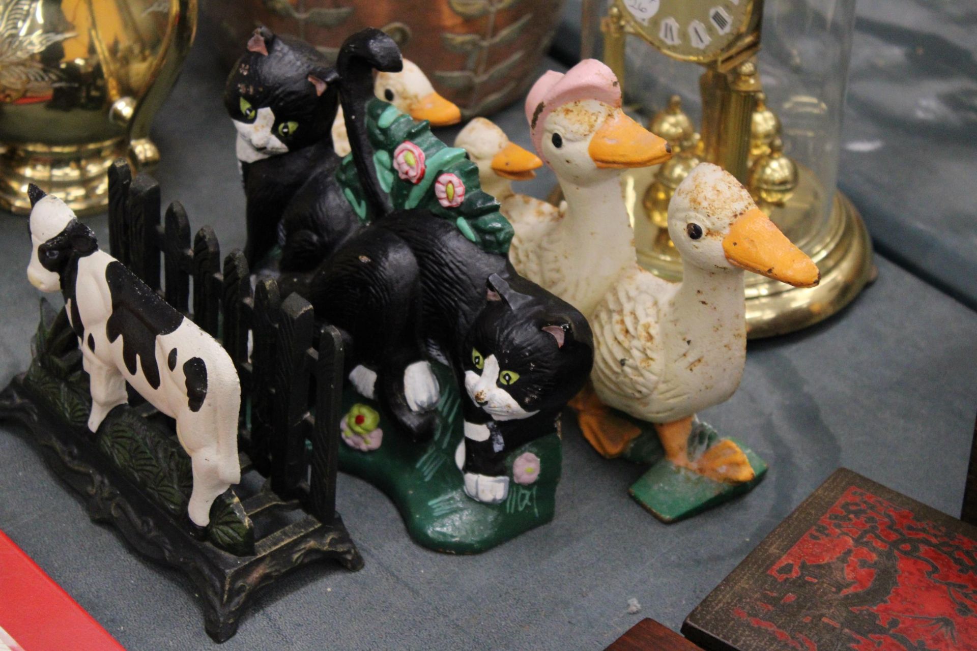 THREE CAST IRON ITEMS TO INCLUDE A LETTER RACK WITH COW DECORATION, PLUS DUCK AND CAT DOOR STOPS - Image 2 of 5