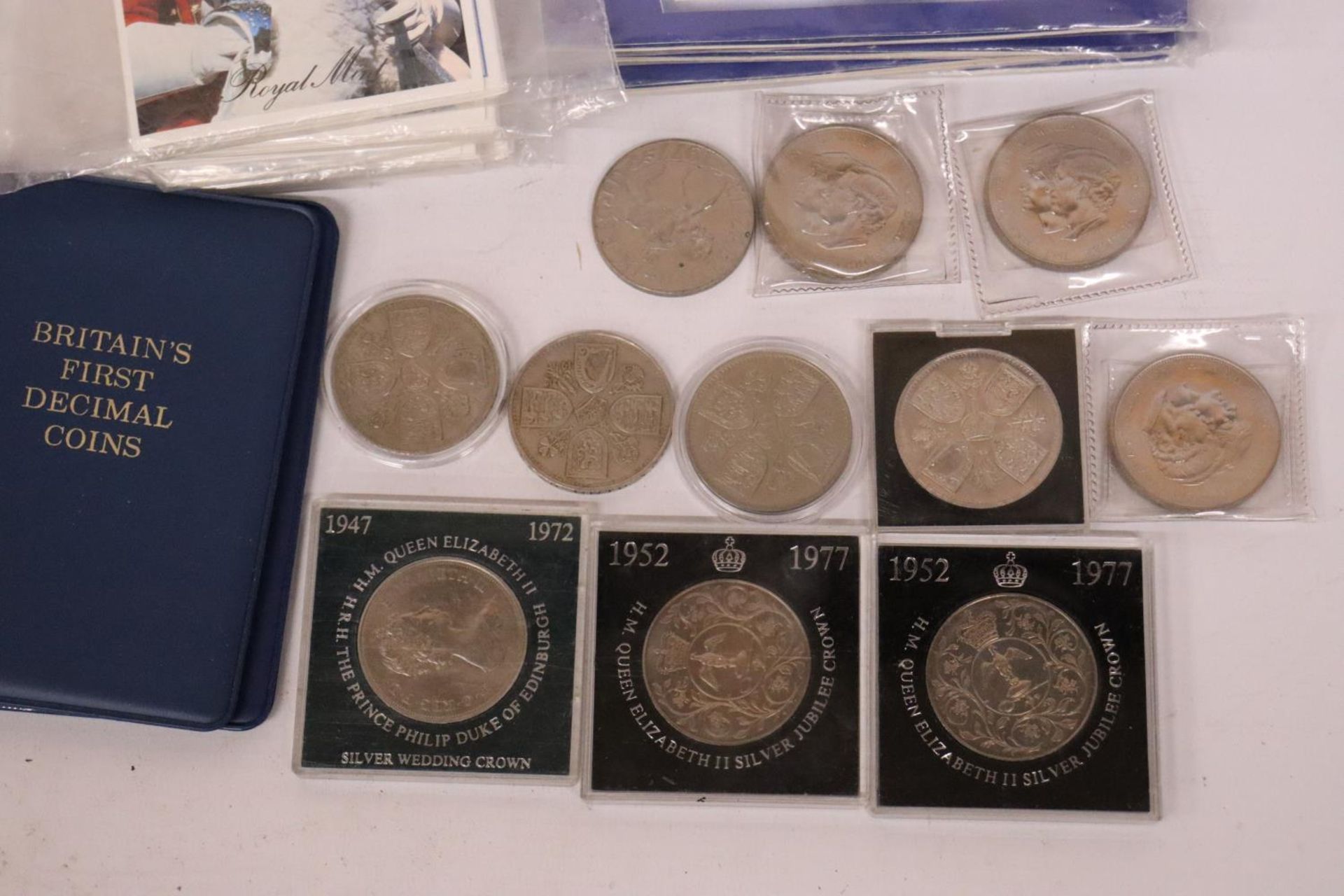 A SELECTION OF MIXED COINAGE, MAINLY UK, INCLUDING 1953 YEAR SET, TWO TUBS OF UNCIRCULATED QE11 - Image 3 of 5
