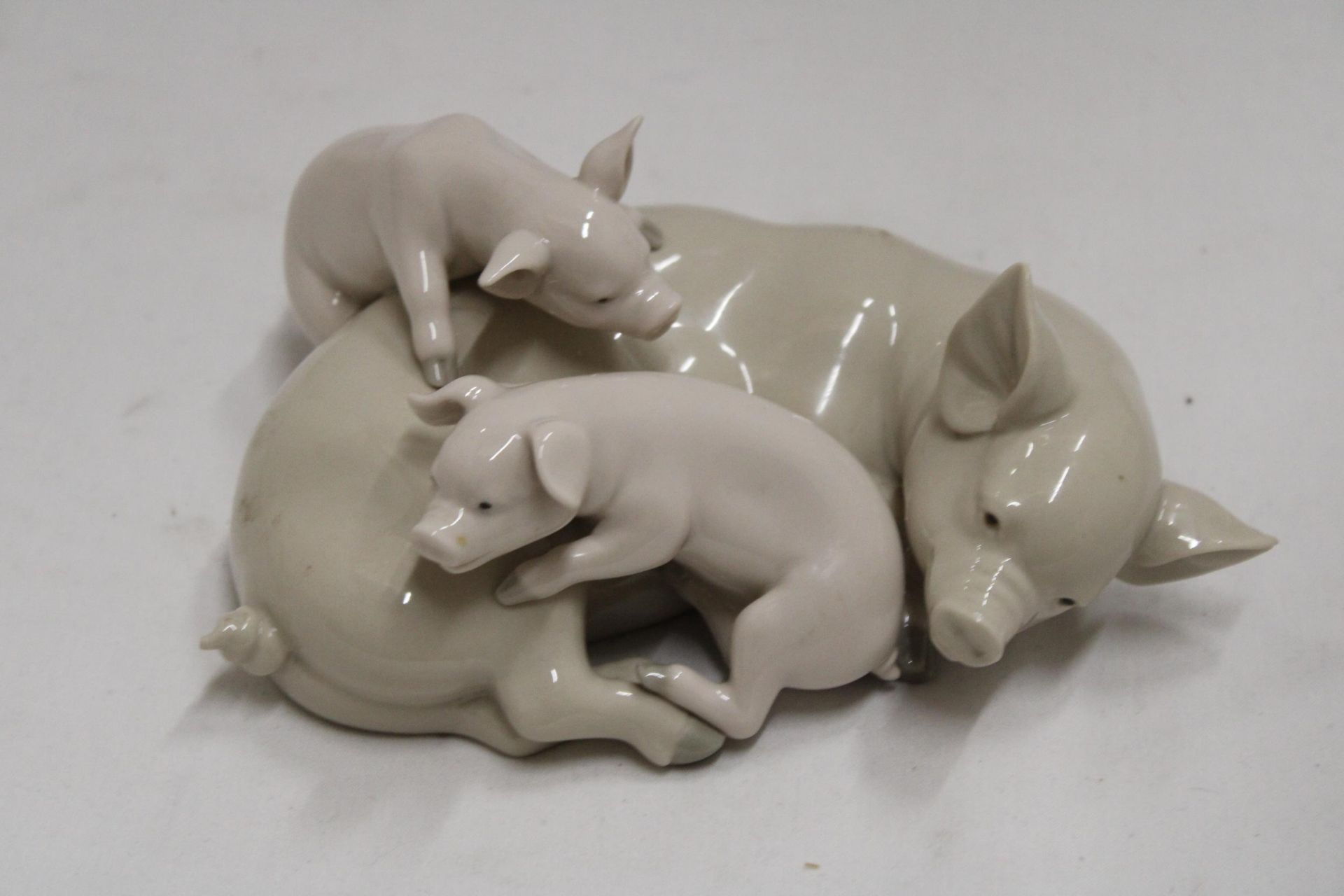 A LLADRO PLAYFUL PIGLETS FIGURE (A/F)